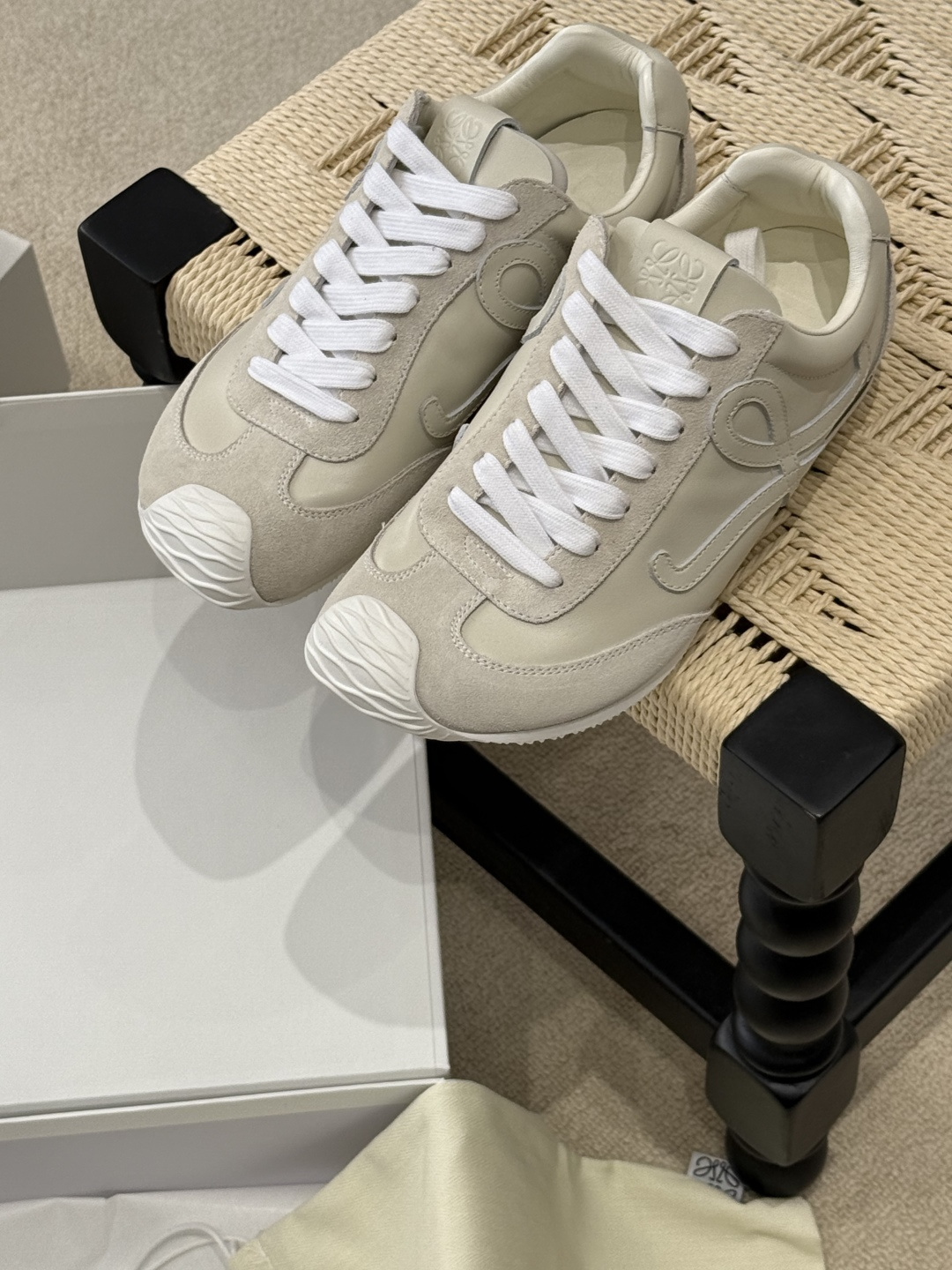 NO:257201,Loewe second-generation ballet women's sneakers, brand new design language, cute and cute style, and also the most popular combination. Sneakers that make you look small, don't get tired of your feet. The more you look, the more you like it. The upper material is made of imported cow back-velvet imported calf leather imported from Taiwan. The three materials are spliced ​​(the needle car is accurate in wiring) The inner material is made of customized lambskin footbed cowhide wrapped PU mold. The sole adopts exclusive open mold TPU sole for women, casual shoes/sports shoes, loewe, sneakers, cowhide, sheepskin, umbrellas19860909Loewe 二代芭蕾女款运动鞋 全新的的设计语言 呆萌可爱造型 也是最火的搭配 非常显脚小的运动鞋 暴走不累脚 越看越喜欢 鞋面材质采用进口牛反绒进口小牛皮台湾进口雨伞布三种材质拼接（针车走线精准） 内里材质采用定制小羊皮垫脚牛皮包裹PU模具 大底采用独家开模TPU大底 女款,休闲鞋/运动鞋,loewe,sneakers,cowhide,sheepskin,umbrellas,Women's Shoes