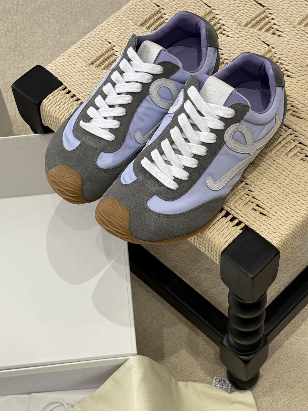 NO:257210,Loewe second-generation ballet women's sneakers, brand new design language, cute and cute style, and also the most popular combination. Sneakers that make you look small, don't get tired of your feet. The more you look, the more you like it. The upper material is made of imported cow back-velvet imported calf leather imported from Taiwan. The three materials are spliced ​​(the needle car is accurate in wiring) The inner material is made of customized lambskin footbed cowhide wrapped PU mold. The sole adopts exclusive open mold TPU sole for women, casual shoes/sports shoes, loewe, sneakers, cowhide, sheepskin, umbrellas19860909Loewe 二代芭蕾女款运动鞋 全新的的设计语言 呆萌可爱造型 也是最火的搭配 非常显脚小的运动鞋 暴走不累脚 越看越喜欢 鞋面材质采用进口牛反绒进口小牛皮台湾进口雨伞布三种材质拼接（针车走线精准） 内里材质采用定制小羊皮垫脚牛皮包裹PU模具 大底采用独家开模TPU大底 女款,休闲鞋/运动鞋,loewe,sneakers,cowhide,sheepskin,umbrellas,Women's Shoes