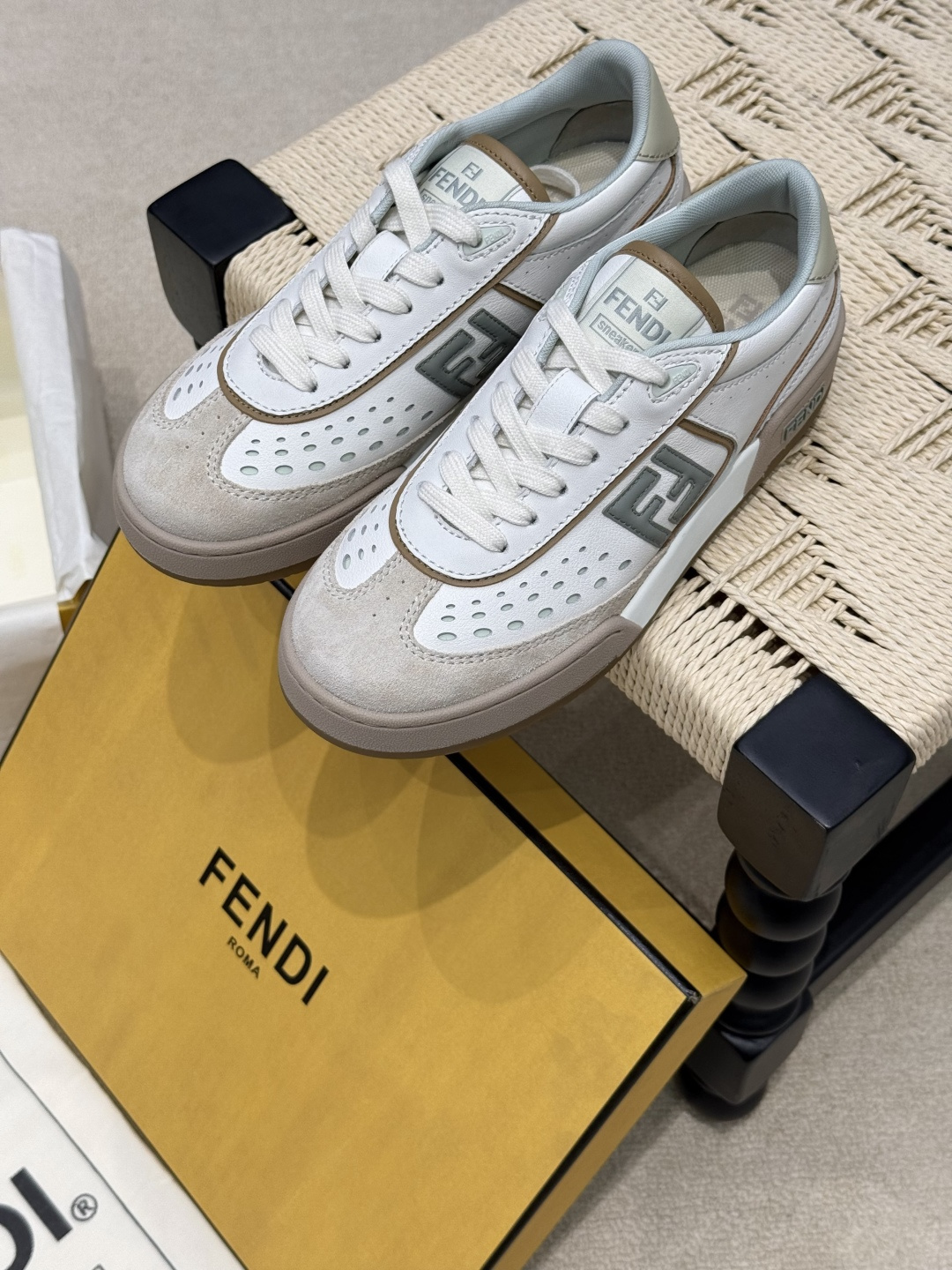 NO:257171,Fendi new sports shoes FENDI Match lace-up sneakers Small perforated upper White leather with beige suede details Matcha green leather FF decals Rubber sole FENDI lettering on the side size35 36 37 38 39 40, casual shoes/sports shoes, fendi, fendi, sneakers19860909Fendi 芬迪新款 运动鞋 FENDI Match系带运动鞋 鞋面饰有小穿孔 白色皮革材质 带米色绒面材质细节 抹茶绿皮革FF贴花 橡胶鞋底 侧面带FENDI字样 size35 36 37 38 39 40,休闲鞋/运动鞋,fendi,fendi,sneakers,Women's Shoes
