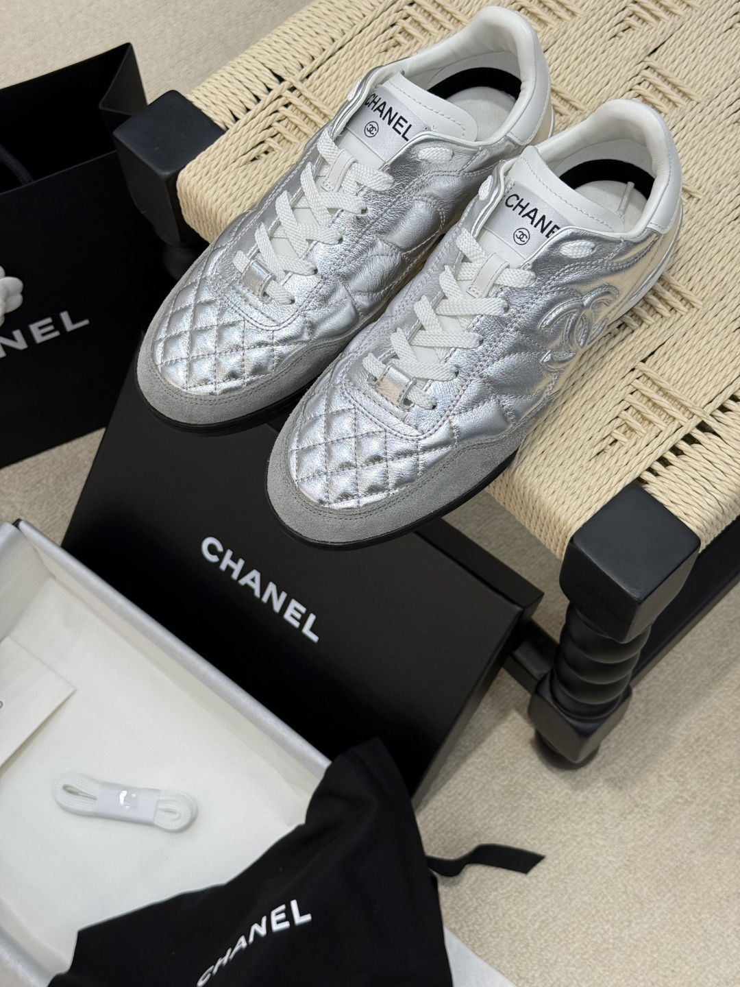 NO:254907,Chanel 24s new football shoes/tennis shoes. New style~ with logo design on the side~ High-gloss wax leather shows texture~ It is still a very popular style~ Casual shoes that match daily life~ Help you solve your daily troubles when going out~ Pure sheepskin is the selling point of this shoe~ Invincible foot feel~ The most wear formulas on the entire network, casual shoes/sports shoes, chanel, sneakers, sheepskin19860909Chanel 24s新款足球鞋/网球鞋 全新版型～侧面带logo设计～高光油蜡皮显质感～还是非常火爆的款式～日常生活通搭的休闲鞋～帮你解决每天的出门烦恼～纯羊皮是这款鞋的卖点～脚感无敌～全网最多穿搭公式,休闲鞋/运动鞋,chanel,sneakers,sheepskin,Women's Shoes