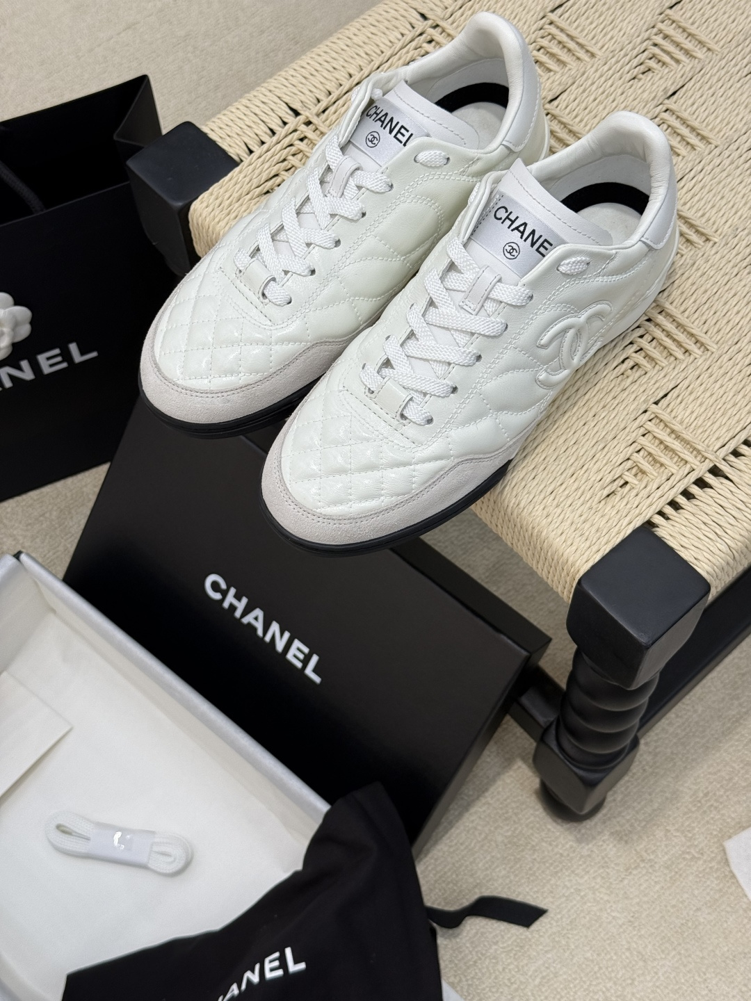 NO:254915,Chanel 24s new football shoes/tennis shoes. New style~ with logo design on the side~ High-gloss wax leather shows texture~ It is still a very popular style~ Casual shoes that match daily life~ Help you solve your daily troubles when going out~ Pure sheepskin is the selling point of this shoe~ Invincible foot feel~ The most wear formulas on the entire network, casual shoes/sports shoes, chanel, sneakers, sheepskin19860909Chanel 24s新款足球鞋/网球鞋 全新版型～侧面带logo设计～高光油蜡皮显质感～还是非常火爆的款式～日常生活通搭的休闲鞋～帮你解决每天的出门烦恼～纯羊皮是这款鞋的卖点～脚感无敌～全网最多穿搭公式,休闲鞋/运动鞋,chanel,sneakers,sheepskin,Women's Shoes
