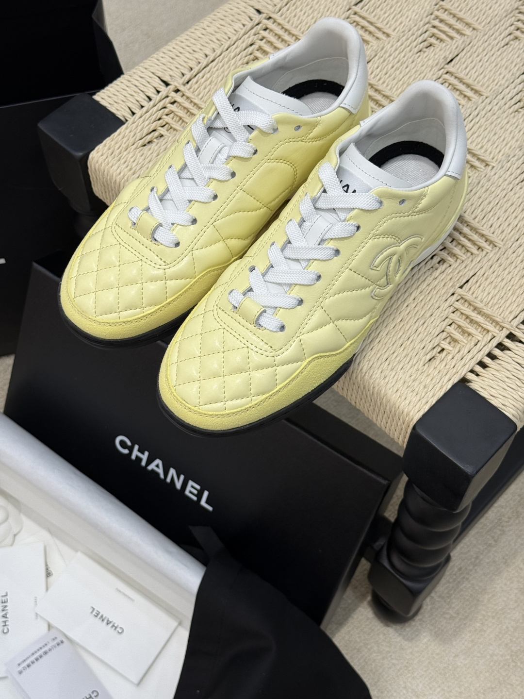NO:254930,Chanel 25s new football shoes/tennis shoes. New style~ with logo design on the side~ High-gloss wax leather shows texture~ It is still a very popular style~ Casual shoes that match daily life~ Help you solve your daily troubles when going out~ Pure sheepskin is the selling point of this shoe~ Invincible foot feel~ The most wear formulas on the entire network, casual shoes/sports shoes, chanel, sneakers, sheepskin19860909Chanel 25s新款足球鞋/网球鞋 全新版型～侧面带logo设计～高光油蜡皮显质感～还是非常火爆的款式～日常生活通搭的休闲鞋～帮你解决每天的出门烦恼～纯羊皮是这款鞋的卖点～脚感无敌～全网最多穿搭公式,休闲鞋/运动鞋,chanel,sneakers,sheepskin,Women's Shoes