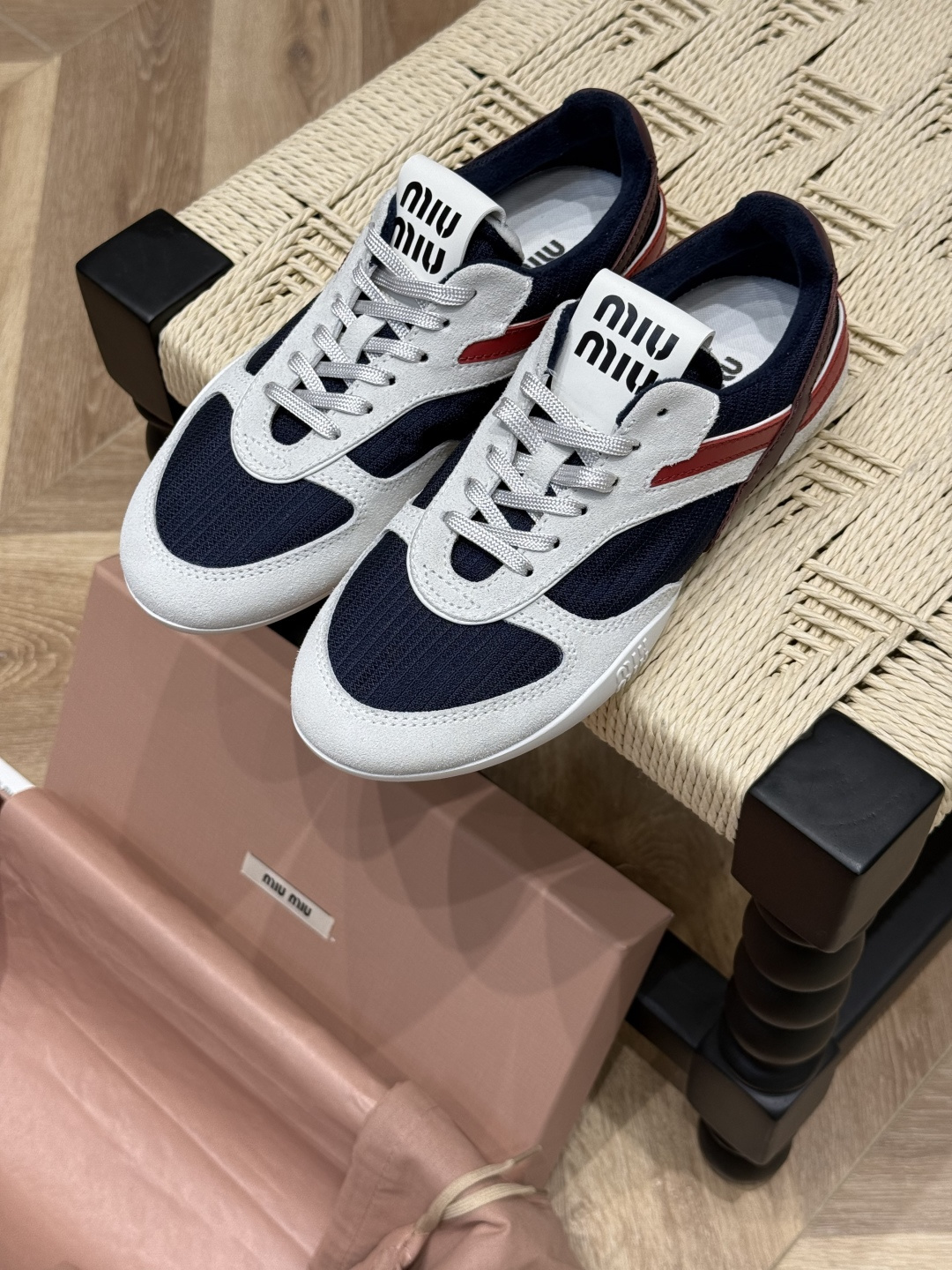 NO:254960,Miumiu's newest tech fabric fabric and suede leather sneakers This sneaker is made of tech fabric and suede leather. Ultra-light structure combines casual elements and sporty style. Colorful straps and logo embossed soles highlight Miu Miu's sporty and fashionable personality size35 36 37 38 39 (40 41 set), casual shoes/sports, miumiu, sneakers19860909Miumiu*新款科技织物面料与绒面皮革运动鞋 这款运动鞋选用科技面料和绒面皮革匠心打造 超轻盈结构 将休闲元素和运动风尚融为一体 彩色饰带和徽标压花鞋底凸显Miu Miu的运动时尚个性 size35 36 37 38 39（40 41定）,休闲鞋/运动鞋,miumiu,sneakers,Women's Shoes