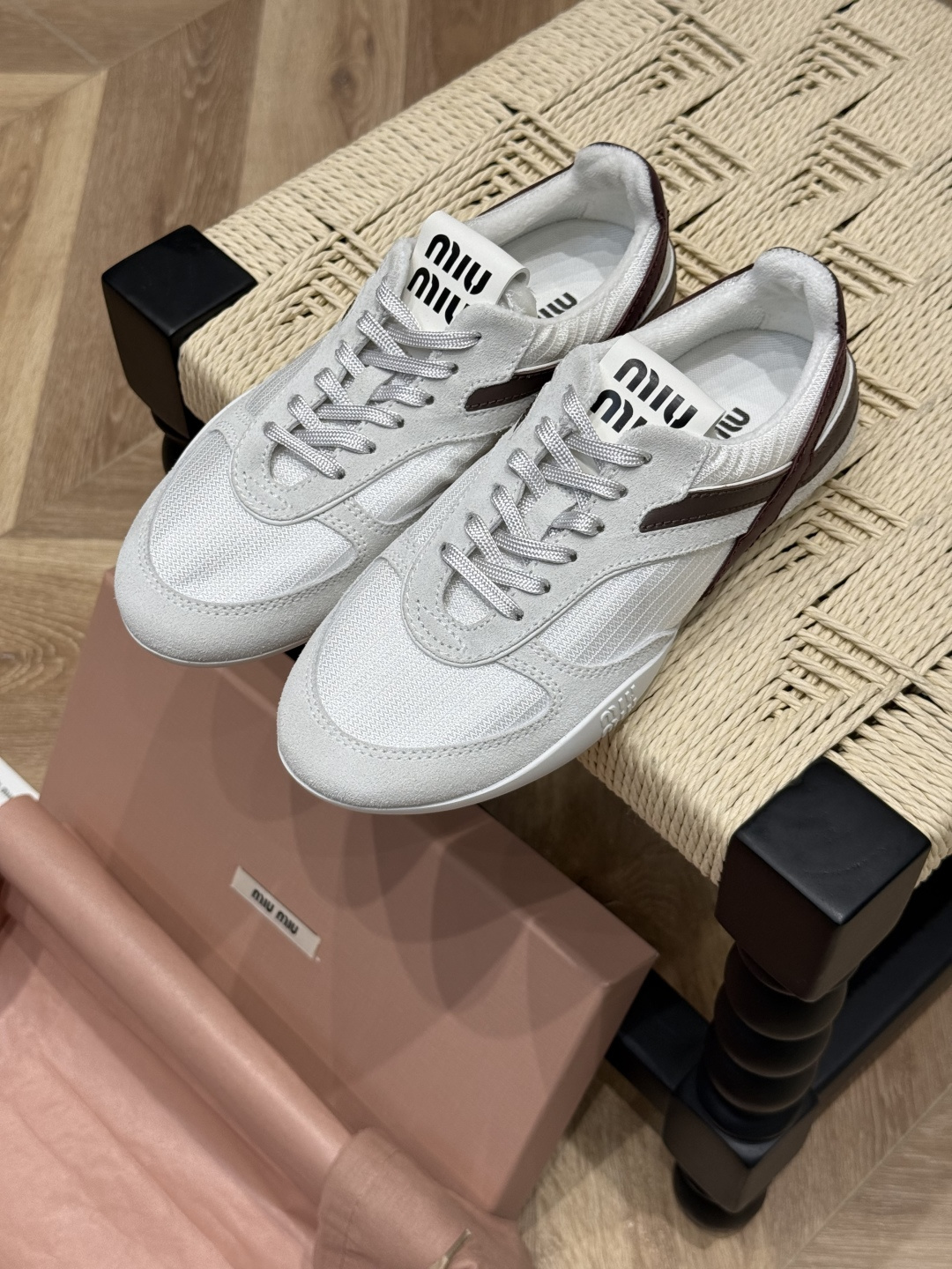 NO:254922,Miumiu's newest tech fabric fabric and suede leather sneakers This sneaker is made of tech fabric and suede leather. Ultra-light structure combines casual elements and sporty style. Colorful straps and logo embossed soles highlight Miu Miu's sporty and fashionable personality size35 36 37 38 39 (40 41 set), casual shoes/sports, miumiu, sneakers19860909Miumiu*新款科技织物面料与绒面皮革运动鞋 这款运动鞋选用科技面料和绒面皮革匠心打造 超轻盈结构 将休闲元素和运动风尚融为一体 彩色饰带和徽标压花鞋底凸显Miu Miu的运动时尚个性 size35 36 37 38 39（40 41定）,休闲鞋/运动鞋,miumiu,sneakers,Women's Shoes