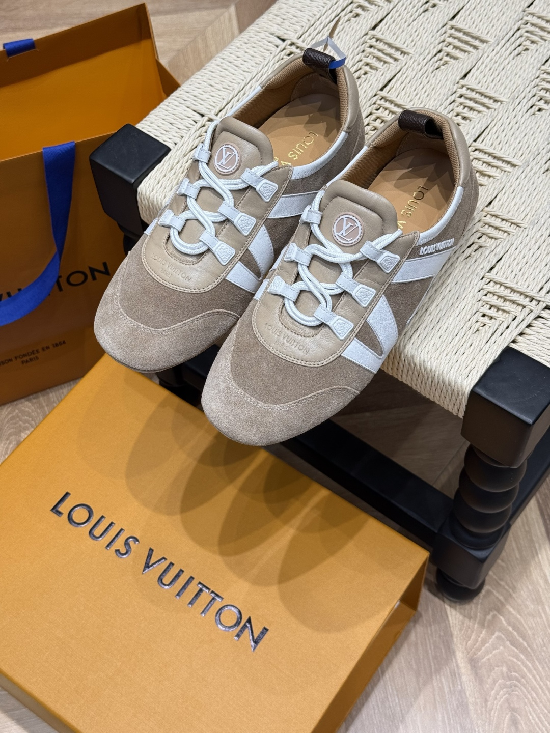 NO:405887,New style of Dongguan products Ballet sports shoes Ballet sports shoes outline suede cowhide trim for soft sheep leather, and then use Monogram canvas to express the side LV letters. Combining the light configuration of ballet shoes with the comfortable texture of sneakers Sacchetto craftsmanship and TPU outsole to perfect the overall overall, and can flexibly control various shapes size35 36 37 38 39 40 41, casual shoes/sports shoes, louis vuitton,sneakers,cowhide,sheepskin19860909莞货新款 芭蕾运动鞋 芭蕾运动鞋为柔软羊皮革勾勒绒面牛皮革饰边 再以 Monogram 帆布抒写侧面 LV 字母 将芭蕾舞鞋的轻盈构型与运动鞋的舒适质感合二为一 Sacchetto 工艺和 TPU 外底完善整体 可灵活驾驭各式造型 size35 36 37 38 39 40 41,休闲鞋/运动鞋,louis vuitton,sneakers,cowhide,sheepskin,Women's Shoes