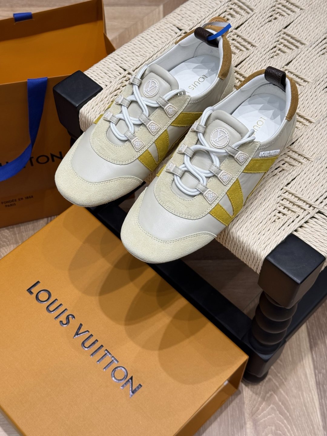 NO:405859,New style of Dongguan products Ballet sports shoes Ballet sports shoes outline suede cowhide trim for soft sheep leather, and then use Monogram canvas to express the side LV letters. Combining the light configuration of ballet shoes with the comfortable texture of sneakers Sacchetto craftsmanship and TPU outsole to perfect the overall overall, and can flexibly control various shapes size35 36 37 38 39 40 41, casual shoes/sports shoes, louis vuitton,sneakers,cowhide,sheepskin19860909莞货新款 芭蕾运动鞋 芭蕾运动鞋为柔软羊皮革勾勒绒面牛皮革饰边 再以 Monogram 帆布抒写侧面 LV 字母 将芭蕾舞鞋的轻盈构型与运动鞋的舒适质感合二为一 Sacchetto 工艺和 TPU 外底完善整体 可灵活驾驭各式造型 size35 36 37 38 39 40 41,休闲鞋/运动鞋,louis vuitton,sneakers,cowhide,sheepskin,Women's Shoes