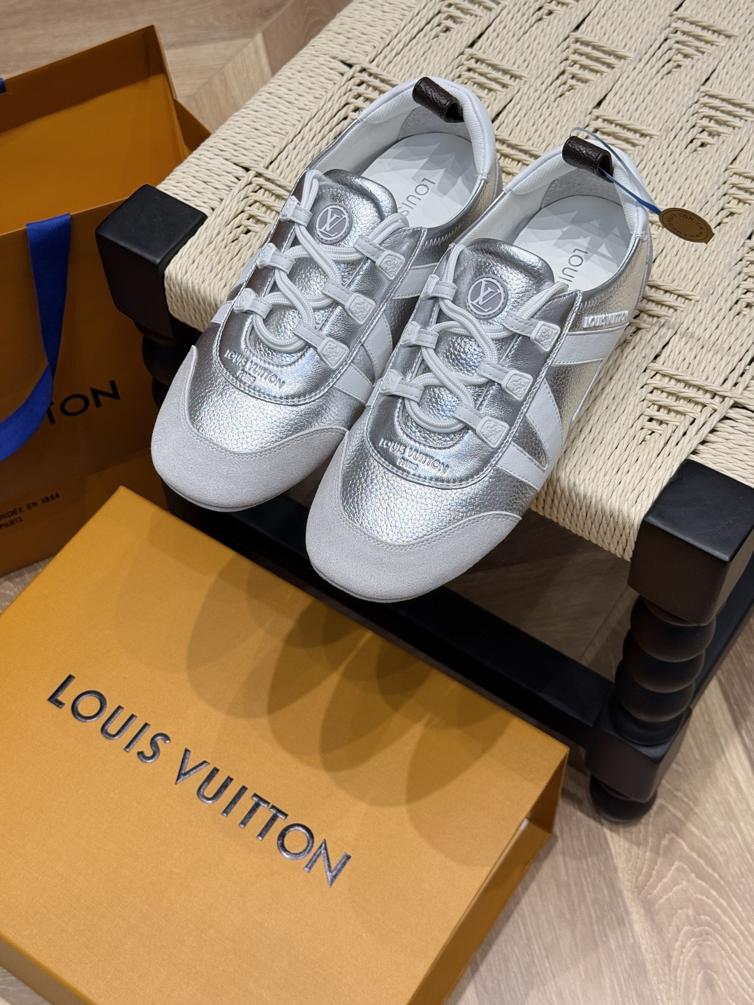 NO:405869,New style of Dongguan products Ballet sports shoes Ballet sports shoes outline suede cowhide trim for soft sheep leather, and then use Monogram canvas to express the side LV letters. Combining the light configuration of ballet shoes with the comfortable texture of sneakers Sacchetto craftsmanship and TPU outsole to perfect the overall overall, and can flexibly control various shapes size35 36 37 38 39 40 41, casual shoes/sports shoes, louis vuitton,sneakers,cowhide,sheepskin19860909莞货新款 芭蕾运动鞋 芭蕾运动鞋为柔软羊皮革勾勒绒面牛皮革饰边 再以 Monogram 帆布抒写侧面 LV 字母 将芭蕾舞鞋的轻盈构型与运动鞋的舒适质感合二为一 Sacchetto 工艺和 TPU 外底完善整体 可灵活驾驭各式造型 size35 36 37 38 39 40 41,休闲鞋/运动鞋,louis vuitton,sneakers,cowhide,sheepskin,Women's Shoes