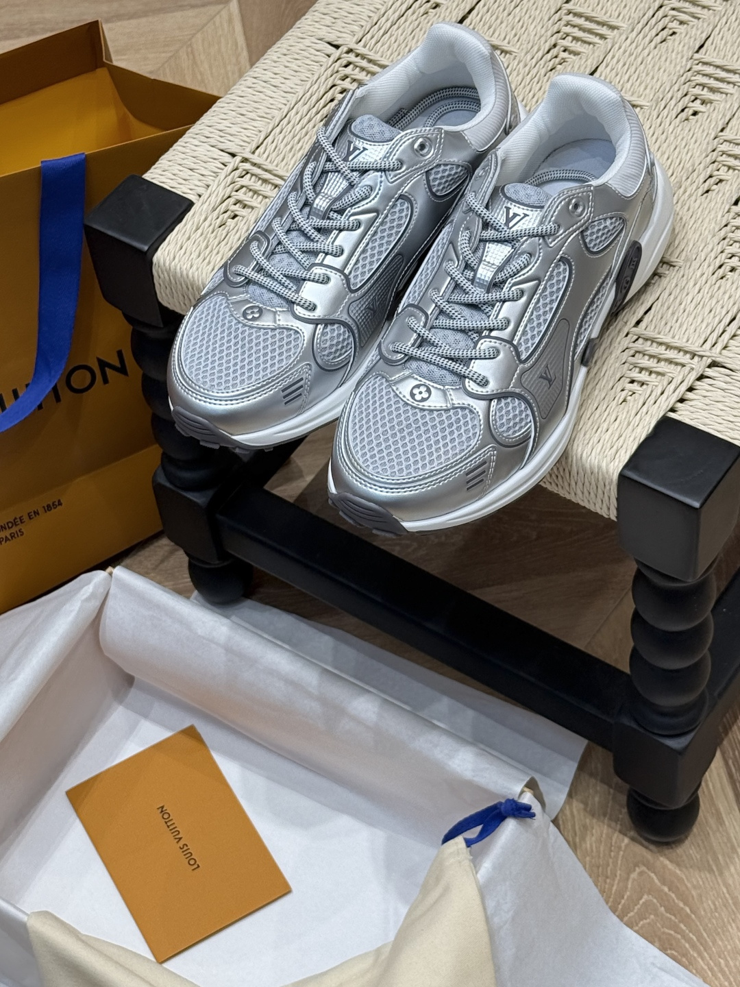 NO:421429,*New sports shoes This LV Olympia sneakers combine mesh fabrics with metal texture synthetic leather and other technological fabrics. The classic running shoe design is reinterpreted with a neat and simple design. The light EVA outsole makes for a comfortable and flexible wearing experience. The rich details such as Monogram embossing and LV letters establish recognition. Size35 36 37 38 39 40, casual shoes/sneakers, louis vuitton, sneakers19860909*新款 运动鞋 本款 LV Olympia 运动鞋融合网格面料与金属质感合成皮革等科技面料 以利落简约设计重绎经典跑鞋设计 轻盈 EVA 外底成就舒弹穿着体验 Monogram 压纹与 LV 字母等丰富细节树立辨识度 size35 36 37 38 39 40,休闲鞋/运动鞋,louis vuitton,sneakers,Women's Shoes