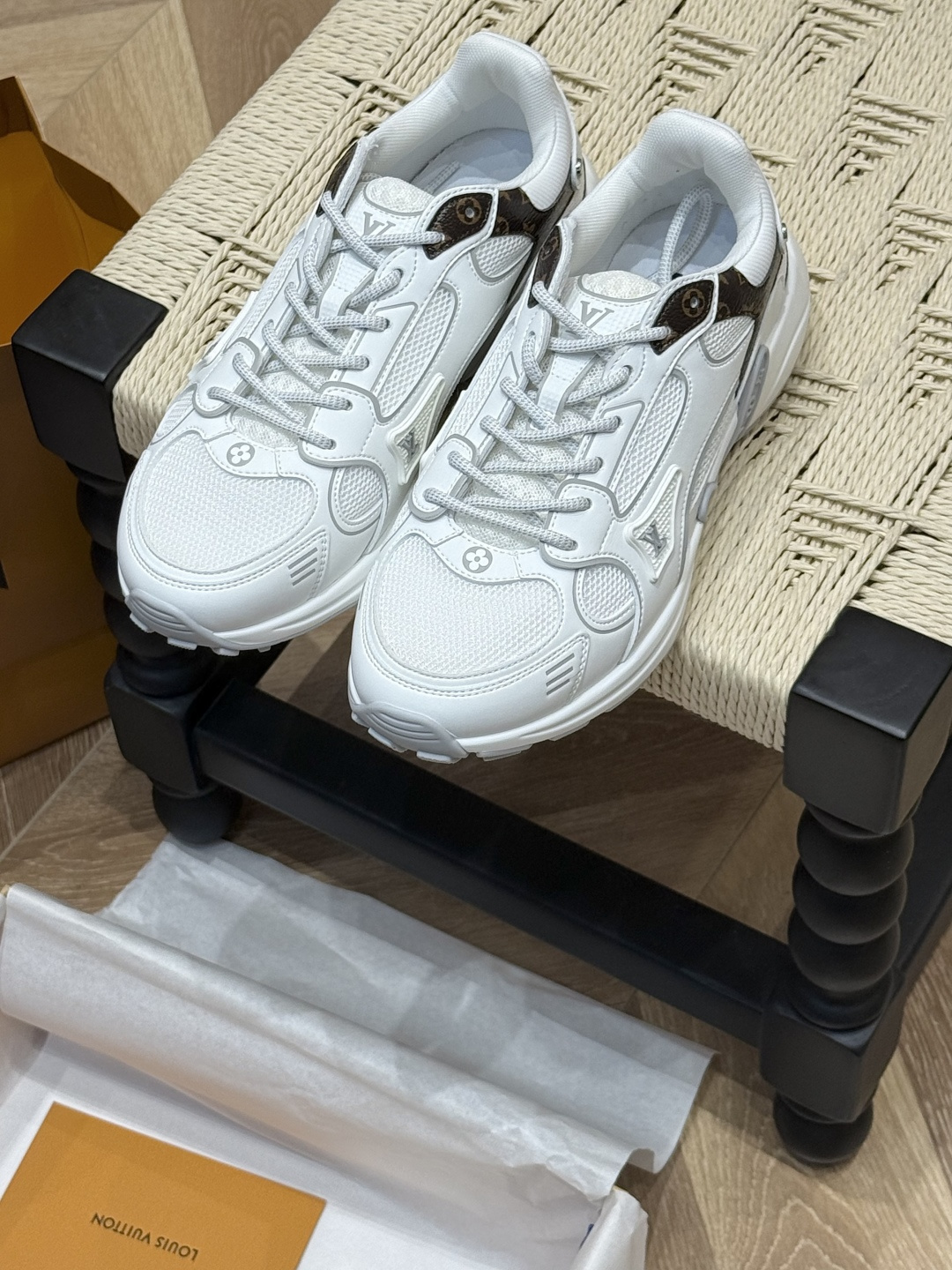 NO:421446,*New sports shoes This LV Olympia sneakers combine mesh fabrics with metal texture synthetic leather and other technological fabrics. The classic running shoe design is reinterpreted with a neat and simple design. The light EVA outsole makes for a comfortable and flexible wearing experience. The rich details such as Monogram embossing and LV letters establish recognition. Size35 36 37 38 39 40, casual shoes/sneakers, louis vuitton,sneakers19860909*新款 运动鞋 本款 LV Olympia 运动鞋融合网格面料与金属质感合成皮革等科技面料 以利落简约设计重绎经典跑鞋设计 轻盈 EVA 外底成就舒弹穿着体验 Monogram 压纹与 LV 字母等丰富细节树立辨识度 size35 36 37 38 39 40,休闲鞋/运动鞋,louis vuitton,sneakers,Women's Shoes