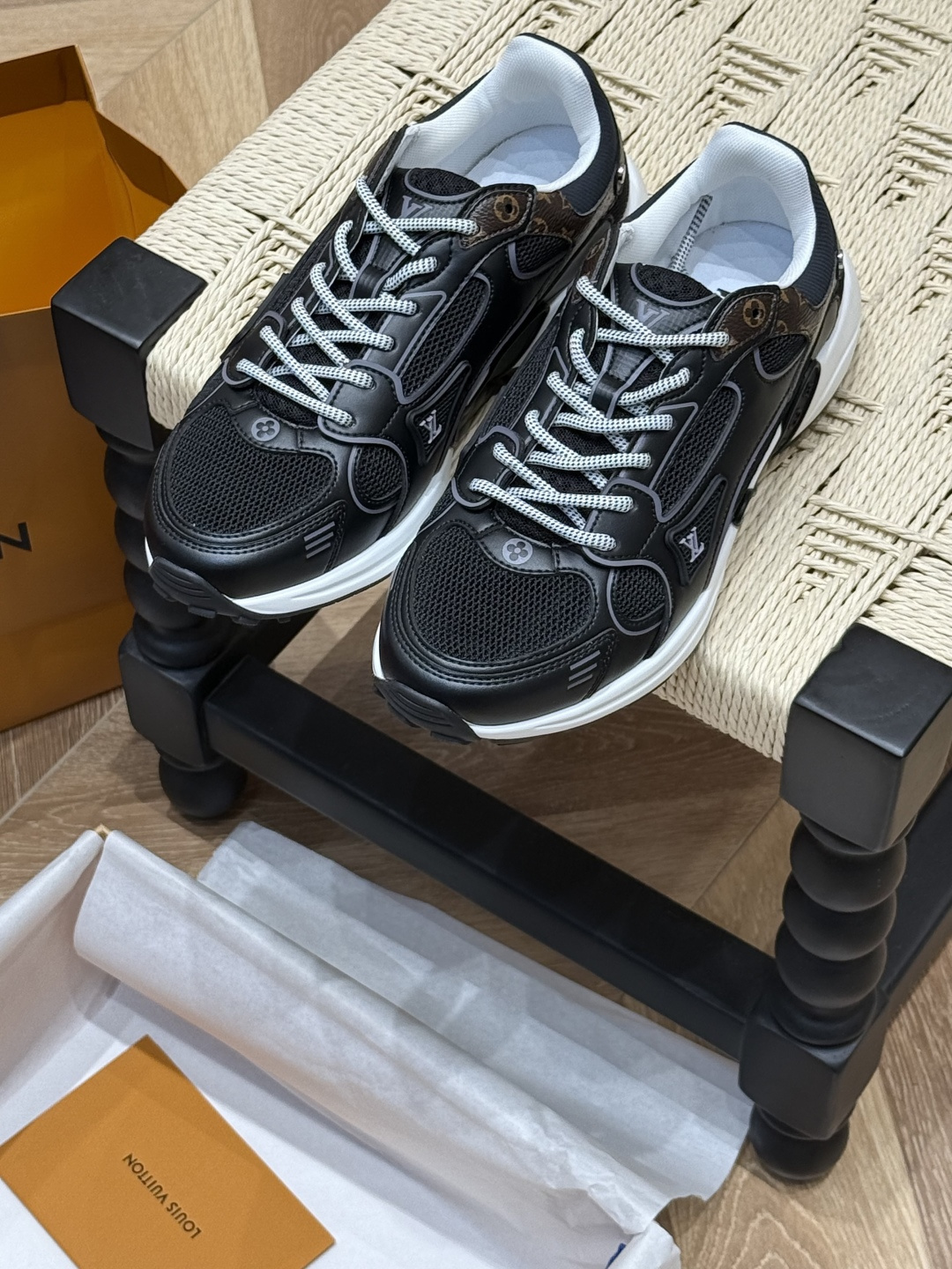 NO:421463,*New sports shoes This LV Olympia sneakers combine mesh fabrics with metal texture synthetic leather and other technological fabrics. The classic running shoe design is reinterpreted with a neat and simple design. The light EVA outsole makes for a comfortable and flexible wearing experience. The rich details such as Monogram embossing and LV letters establish recognition. Size35 36 37 38 39 40, casual shoes/sneakers, louis vuitton, sneakers19860909*新款 运动鞋 本款 LV Olympia 运动鞋融合网格面料与金属质感合成皮革等科技面料 以利落简约设计重绎经典跑鞋设计 轻盈 EVA 外底成就舒弹穿着体验 Monogram 压纹与 LV 字母等丰富细节树立辨识度 size35 36 37 38 39 40,休闲鞋/运动鞋,louis vuitton,sneakers,Women's Shoes