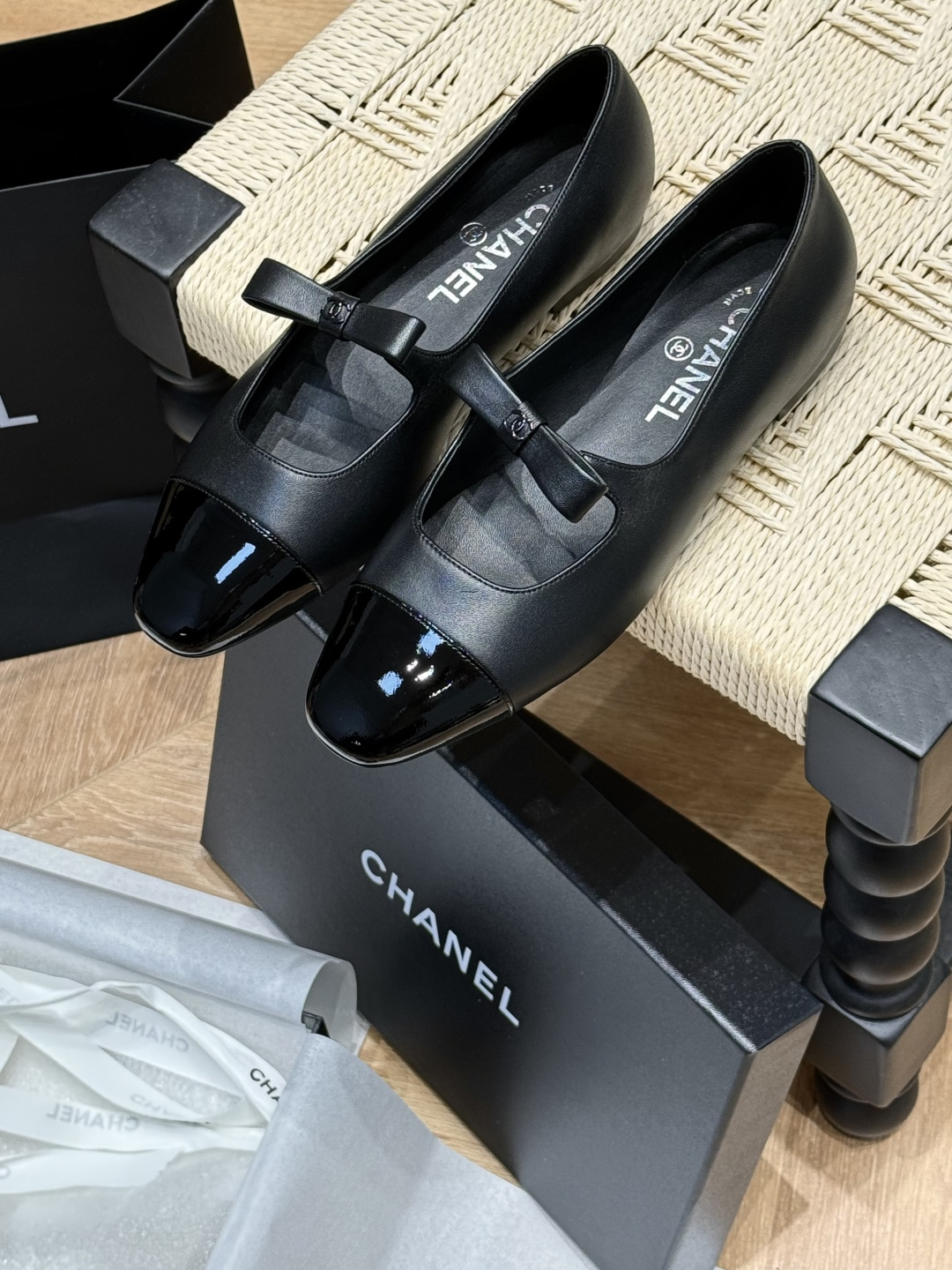 NO:482115,Chanel * newest bow Mary Zhen, girly heart is full of lovely bow decoration, delicate and exquisite Double color combination patent leather head matching, elegant and noble size35 36 37 38 39 40, Mary Zhen, chanel, mary jane19860909莞产Chanel *新款蝴蝶结玛丽珍 少女心爆棚 超可爱的蝴蝶结装饰 秀气精致 双拼色的漆皮头搭配 显优雅贵气 size35 36 37 38 39 40,玛丽珍,chanel,mary jane,Women's Shoes