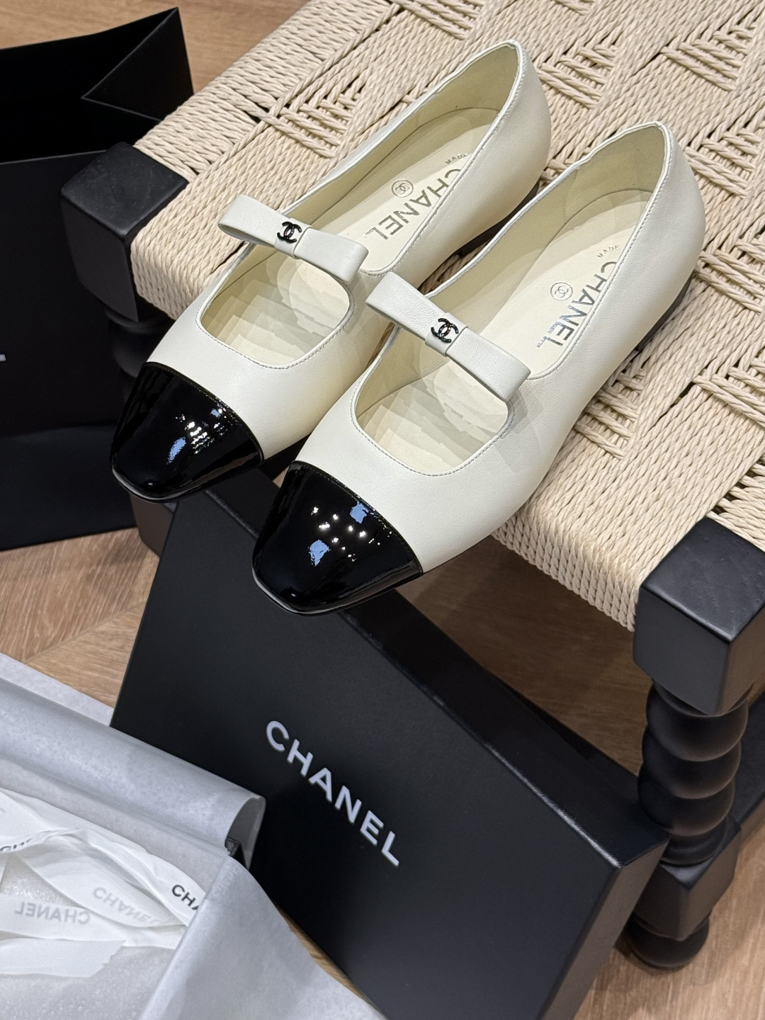 NO:482121,Chanel * newest bow Mary Zhen, girly heart is full of lovely bow decoration, delicate and exquisite Double color combination patent leather head matching, elegant and noble size35 36 37 38 39 40, Mary Zhen, chanel, mary jane19860909莞产Chanel *新款蝴蝶结玛丽珍 少女心爆棚 超可爱的蝴蝶结装饰 秀气精致 双拼色的漆皮头搭配 显优雅贵气 size35 36 37 38 39 40,玛丽珍,chanel,mary jane,Women's Shoes