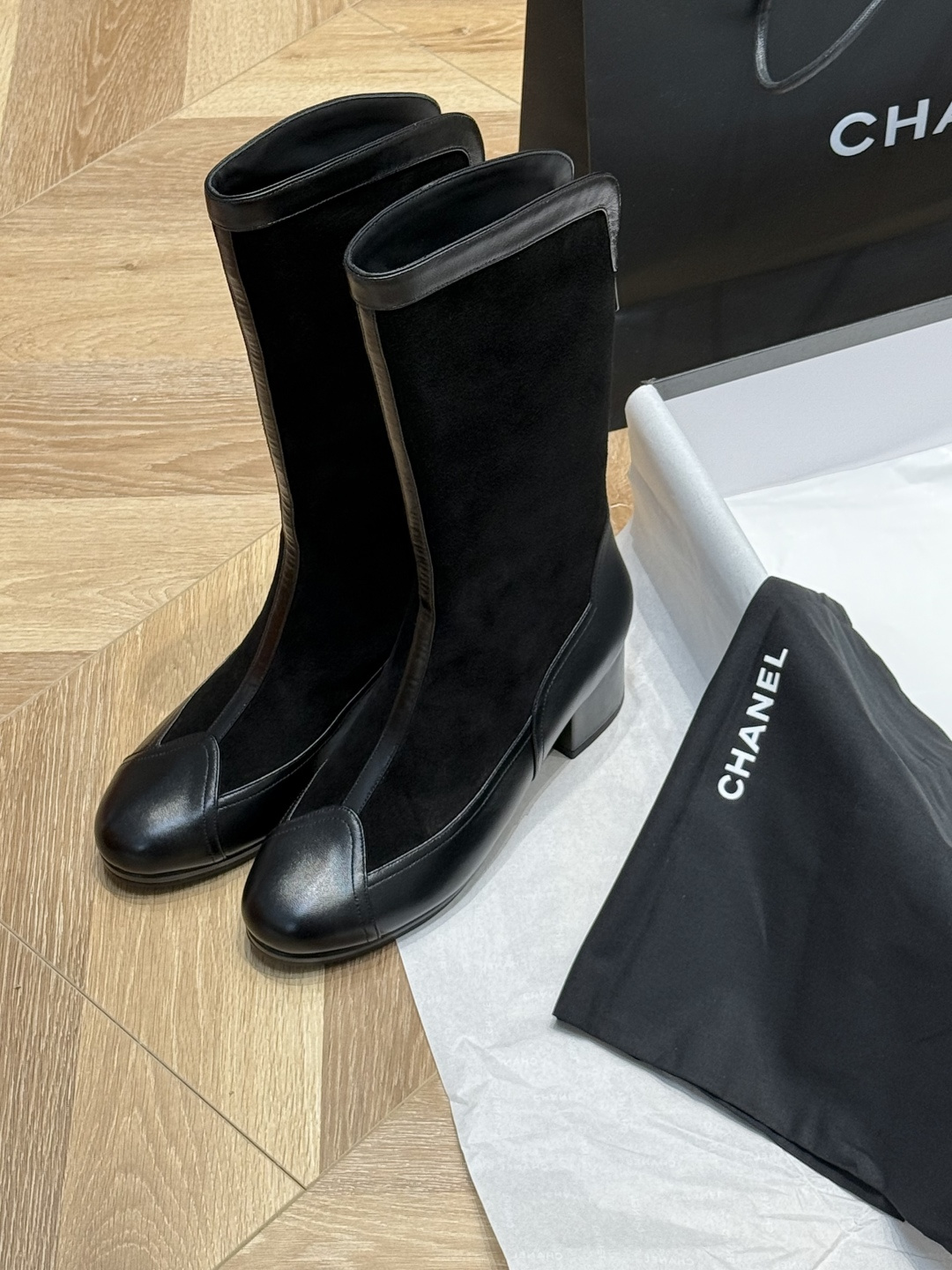 NO:482111,Chanel * new high-end handicraft workshop series suede boots, beautiful with Chinese elements, perfect color matching, khaki suede texture is very stylish, full of lines, retro design of the middle tube, easy to control any leg shape size35 36 37 38 39 40, boots, chanel, boots, chamois leather19860909莞产Chanel *新款高级手工坊系列麂皮靴 融入中国元素的美观 拥有完美的色彩搭配 卡其色麂皮面的质感非常有型 线条感十足 中筒的复古设计 任何腿型都轻松驾驭 size35 36 37 38 39 40,靴子,chanel,boots,chamois leather,Women's Shoes