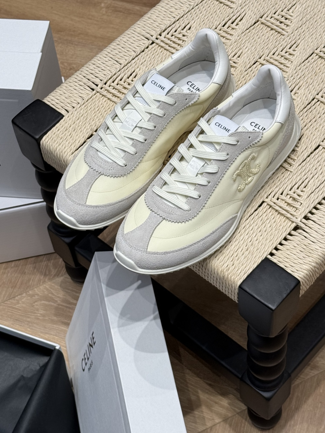 NO:482092,Celine * new low-top sneakers 50 fabric, 50 cowhide leather Lining 70 fabric, 30 cowhide leather, round toe. The outside of the sneaker is decorated with TRIOMPHE embroidered logo, CELINE jacquard label on the tongue, lace ring on the tongue gravure TRIOMPHE logo, the back top of the shoe is decorated with TRIOMPHE embroidered logo, the outsole side is decorated with CELINE embroidered logo, the bottom of the outsole, the bottom of the outsole, the polyester lace, fabric insole, the inner foam material ensures comfort, the foot feel is rubber outsole size35 36 37 38 39 40., Casual shoes/sports shoes, celine, sneakers, cowhide19860909Celine *新款低帮运动鞋 50织物,50牛皮革 衬里70织物,30牛皮革,圆形鞋头.运动鞋外侧饰有TRIOMPHE刺绣标志,鞋舌上饰有CELINE提花标签,鞋舌上的鞋带环凹印TRIOMPHE标志,鞋后帮饰TRIOMPHE压花标志,外底侧面饰有CELINE压花标志,外底下方凹印TRIOMPHE标志,聚酯纤维鞋带,织物内底,内部泡棉材质确保舒适脚感橡胶外底 size35 36 37 38 39 40.,休闲鞋/运动鞋,celine,sneakers,cowhide,Women's Shoes