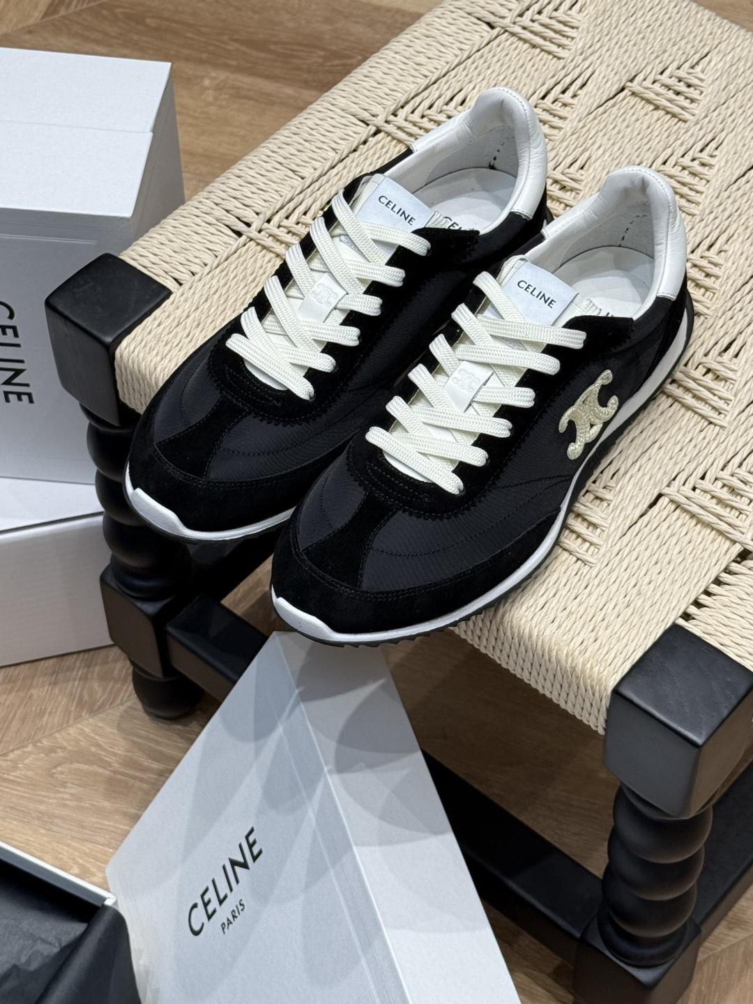 NO:482102,Celine * new low-top sneakers 50 fabric, 50 cowhide leather Lining 70 fabric, 30 cowhide leather, round toe. The outside of the sneaker is decorated with TRIOMPHE embroidered logo, CELINE jacquard label on the tongue, lace ring on the tongue gravure TRIOMPHE logo, the back top of the shoe is decorated with TRIOMPHE embroidered logo, the outsole side is decorated with CELINE embroidered logo, the bottom of the outsole, the bottom of the outsole, the polyester lace, fabric insole, the inner foam material ensures comfort, the foot feel is rubber outsole size35 36 37 38 39 40., Casual shoes/sports shoes, celine, sneakers, cowhide19860909Celine *新款低帮运动鞋 50织物,50牛皮革 衬里70织物,30牛皮革,圆形鞋头.运动鞋外侧饰有TRIOMPHE刺绣标志,鞋舌上饰有CELINE提花标签,鞋舌上的鞋带环凹印TRIOMPHE标志,鞋后帮饰TRIOMPHE压花标志,外底侧面饰有CELINE压花标志,外底下方凹印TRIOMPHE标志,聚酯纤维鞋带,织物内底,内部泡棉材质确保舒适脚感橡胶外底 size35 36 37 38 39 40.,休闲鞋/运动鞋,celine,sneakers,cowhide,Women's Shoes