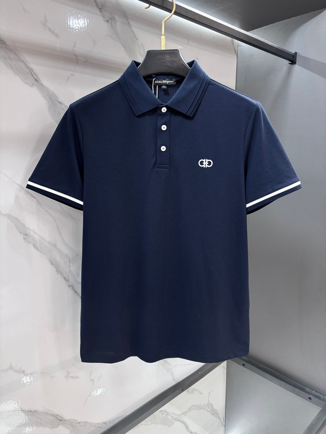 NO:835830,Prada 26ss early spring counter best-selling polo is original and customized. The fabric is made of wool pique cotton. It is light and breathable. The upper body is silky and comfortable. It is high-end, classic and versatile!  ……………………………………………………………… SizeM-XXXXl,,prada,19860909普拉达 26ss早春专柜热销款polo 原版定制 面料选用羊毛珠地棉 轻薄透气 上身丝滑舒适 高端大气经典百搭！…………………………………………………… SizeM-XXXXl,,prada,,Men's clothing