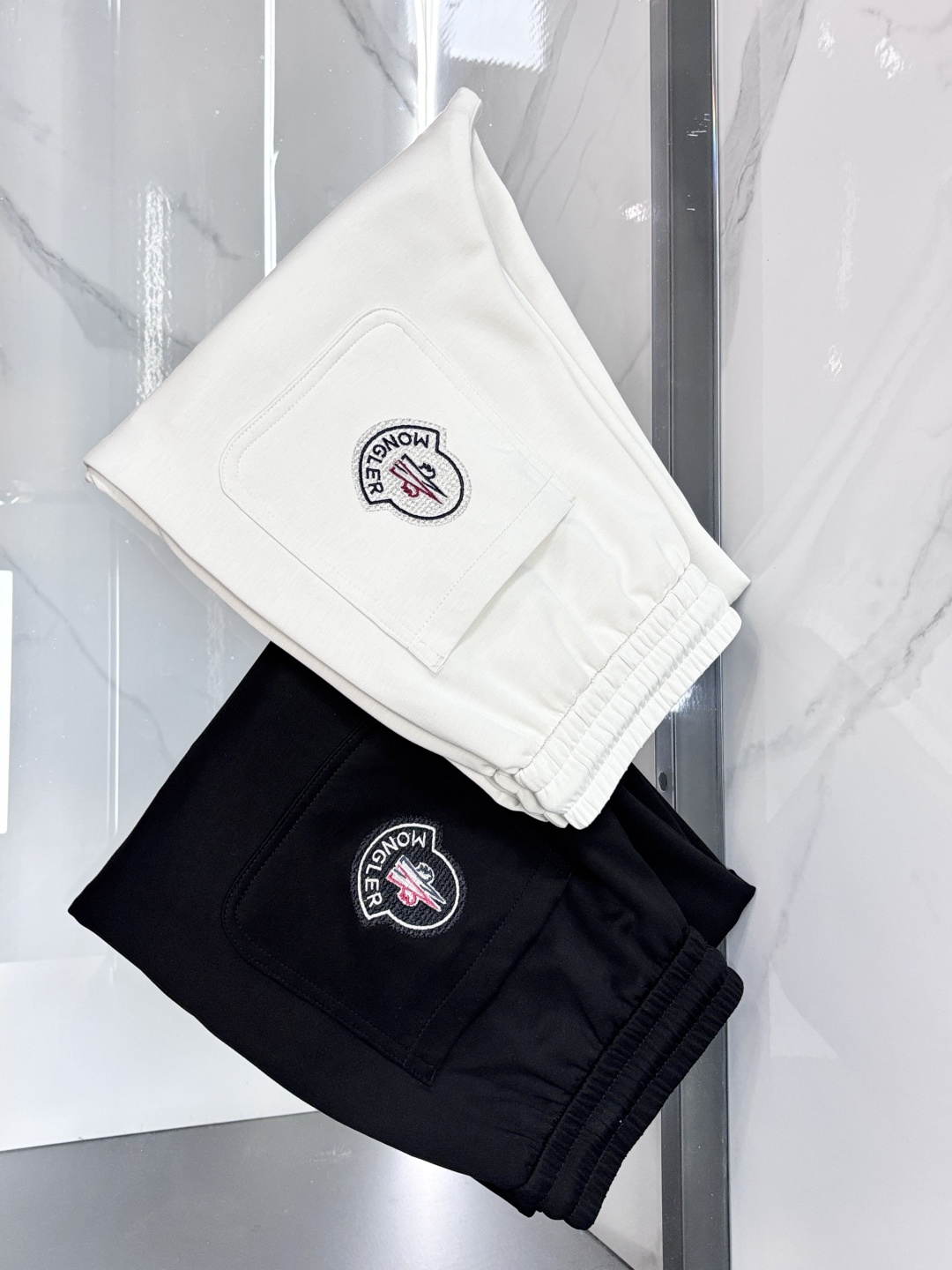 NO:835858,Mengkou 2026 new casual pants, high-end version, customized fabrics with high breathability and comfort, impeccable details, brand element design concept, reflecting high quality. It feels delicate and soft!  It presents a casual cut and the upper body shape is awesome!  ……………………………………………………………… Sizem-xxxl,,Moncler,19860909蒙口 2026新款休闲裤,高端版本,定制面料 透气舒适度高,细节无可挑剔,品牌元素设计理念,体现高品质.手感细腻柔软！呈现休闲裁剪,上身版型超赞！………………………………………………… Sizem-xxxl,,Moncler,,Men's clothing