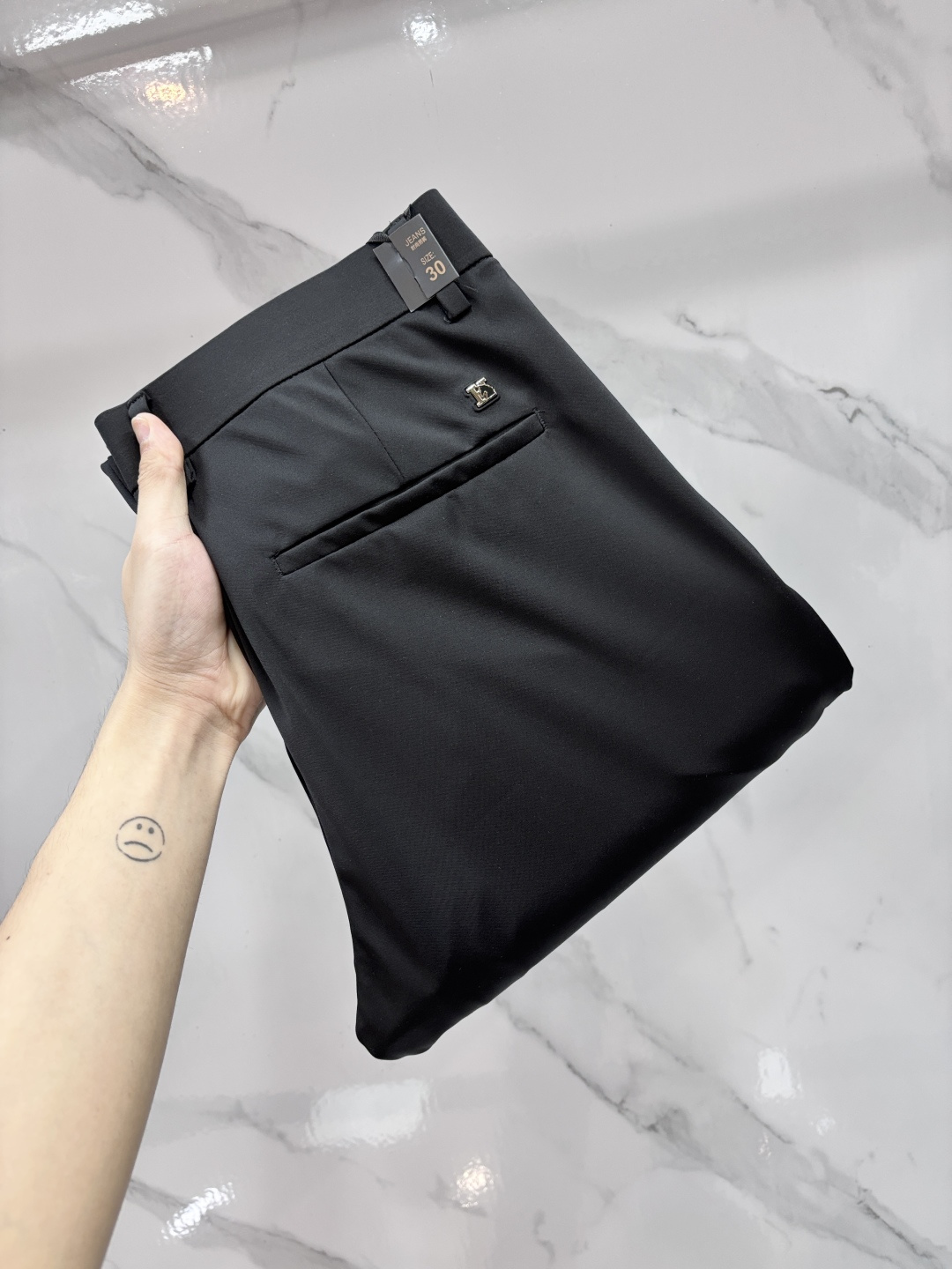 NO:835873,The best-selling new casual trousers in Hermès counters, top-end shipments, truly top-notch OEM factories with strict processes, suitable for various high-end gathering places, and can also be worn with casual jackets. Professional development and research took 3 months to prepare, and the fit is perfect!  Super comfortable, business fashion style!  ……………………………………………………………… Size29-38,,hermes,jackets & coats,19860909爱马仕 专柜热销新款休闲西裤,顶级高端出货,真正顶级代加工厂严格工序,适合出示各种聚会高级场所,亦可休闲外套搭穿,专业开发研究3个月调制,版型上身绝对！舒适度超高 商务时尚款 ！…………………………………………………… Size29-38,,hermes,jackets & coats,,Men's clothing