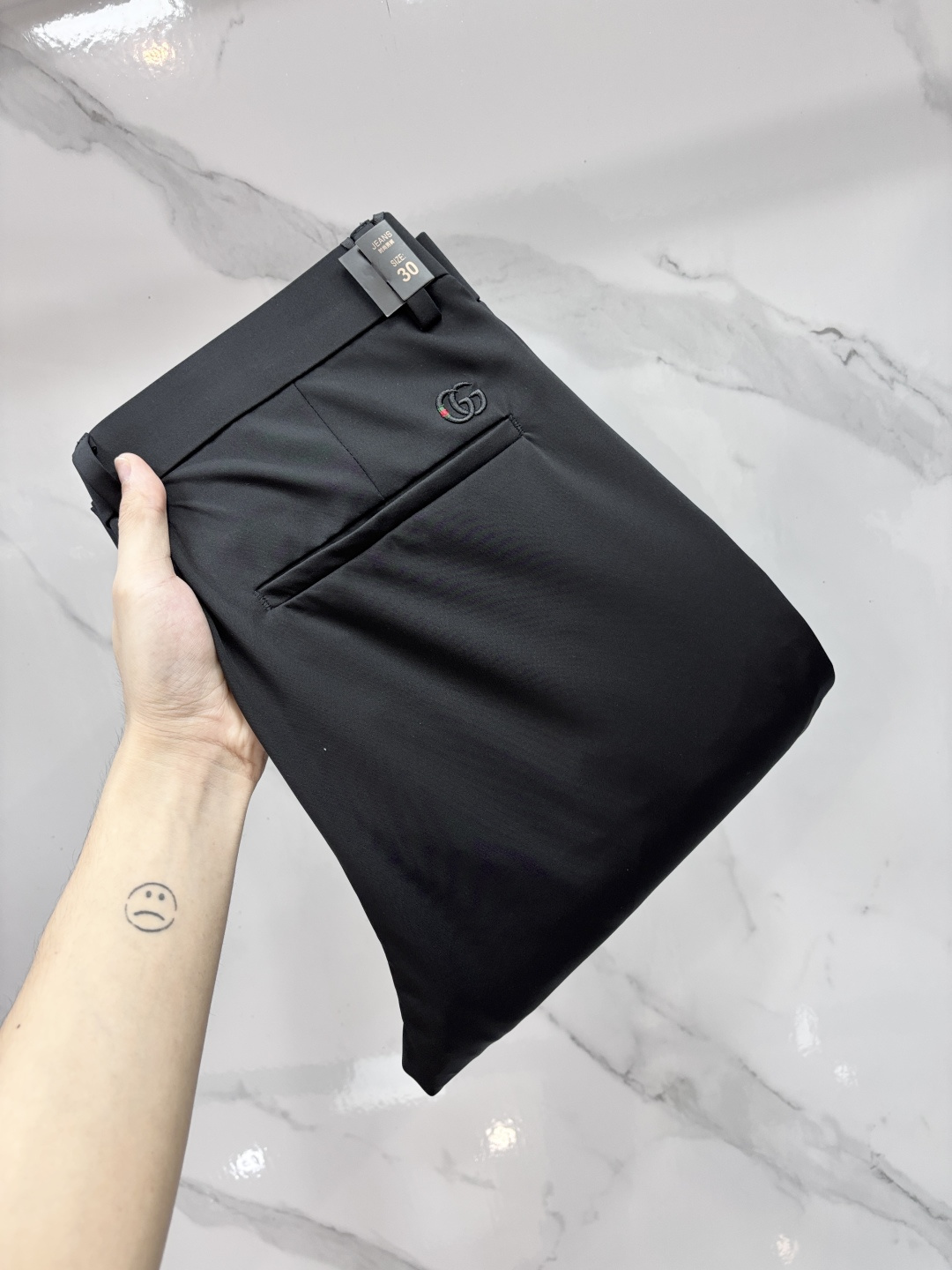 NO:835877,The best-selling new casual trousers at Gucci counters, top-end shipments, truly top-notch OEM factories with strict processes, suitable for various high-end gathering places, and can also be worn with casual jackets, professional development and research for 3 months, perfect fit!  Super comfortable, business fashion style!  ……………………………………………………………… Size29-38,,gucci,jackets & coats,19860909Gucci 专柜热销新款休闲西裤,顶级高端出货,真正顶级代加工厂严格工序,适合出示各种聚会高级场所,亦可休闲外套搭穿,专业开发研究3个月调制,版型上身绝对！舒适度超高 商务时尚款 ！…………………………………………………… Size29-38,,gucci,jackets & coats,,Men's clothing