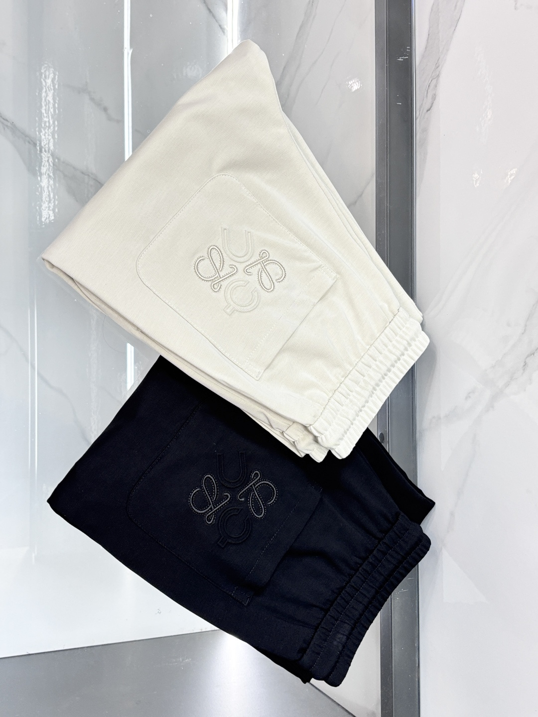 NO:835868,Loewe 2026 new casual pants, high-end version, customized fabrics with high breathability and comfort, impeccable details, brand element design concept, reflecting high quality. It feels delicate and soft!  It presents a casual cut and the upper body shape is awesome!  ……………………………………………………………… Sizem-xxxl,,loewe,19860909罗意威 2026新款休闲裤,高端版本,定制面料 透气舒适度高,细节无可挑剔,品牌元素设计理念,体现高品质.手感细腻柔软！呈现休闲裁剪,上身版型超赞！………………………………………………… Sizem-xxxl,,loewe,,Men's clothing