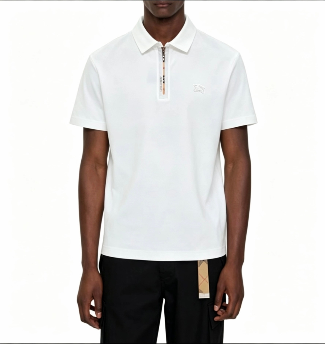 NO:837333,Burberry 2026ss new summer product, men's no-iron anti-quick-drying business short-sleeved POLO shirt, rarely available through trading company channels, ahead of GW sales!  Summer show item, unique texture!  The fabric is silky and shiny, no-iron, anti-wrinkle and full of drape. No matter how you ravage it, it will remain as smooth as ever!  The fabric is made from custom-made imported polyester fiber fabrics. The fabric is wrinkle-resistant, lightweight and easy to care for. It feels light, silky and delicate. It has excellent breathability, moisture absorption and quick-drying properties. The upper body has a cooling effect. It is definitely the best choice for your summer wardrobe. If you get the actual product, you will definitely have an endless desire to repurchase!  The exquisite and smooth hemming and routing technology can withstand the harsh scrutiny and severe test of the masses. The first-class tailoring with basic fit makes the upper body three-dimensional and tall, handsome and charming!  ……………………………………………………………… SizeM-XXXXl,,burberry,T-shirt,19860909巴宝莉 2026ss夏季新品,男士免烫抗速干商务短袖POLO衫,贸易公司渠道稀出,领先GW发售！夏季秀款单品,独特纹理！面料丝滑冰感有光泽,免烫抗皱垂感十足,不论你如何蹂躏都会顺滑如初！ 面料精选客供定制进口聚酯纤维面料制成,面料抗皱轻盈好打理,手感轻薄丝滑细腻,拥有着极佳的透气吸湿速干性能,上身自带降温功效,绝对是夏日衣橱中不二之选,实物到手绝对会让你有无限回购的渴望！精湛平顺的包边走线工艺,经得起群众苛刻的目光审视及严峻考验,基础合体的一流版型裁剪,上身立体挺拔,帅气迷人！…………………………………………………… SizeM-XXXXl,,burberry,T-shirt,,Men's clothing