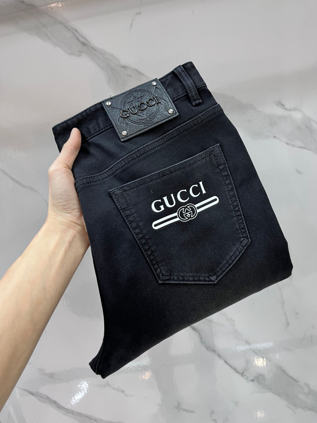 NO:837251,Gucci high-end customization, 2026 early autumn latest jeans, simultaneous sale at the counter, original customization, customer-supplied hardware accessories, original order quality, imported solid color denim elastic fabric, heavy washing, fine workmanship and fine routing, excellent upper body!  The preferred items are complete in three sizes.…………………………………………………… Size30-38,,gucci,jeans,19860909Gucci 高端定制、2026早秋最新款牛仔裤 柜台同步发售 原版定制 客供五金辅料 原单品质 进口固色牛仔弹力面料 重工洗水 做工走线精细 上身绝佳！优选单品 三标齐全.…………………………………………………… Size30-38,,gucci,jeans,,Men's clothing