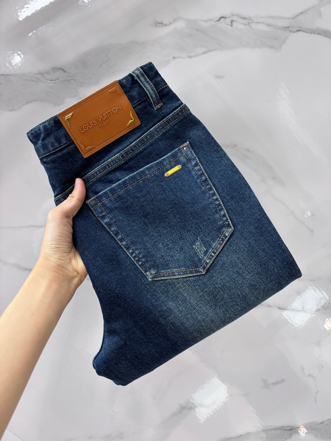NO:837256,Lv high-end customization, 2026 early autumn latest jeans, simultaneous sale at the counter, original customization, customer-supplied hardware accessories, original order quality, imported solid-color denim elastic fabric, heavy washing, fine workmanship and routing, excellent upper body!  The preferred items are complete in three sizes.……………………………………………………………… Size30-38, Louis Vuitton, Jeans,19860909Lv 高端定制、2026早秋最新款牛仔裤 柜台同步发售 原版定制 客供五金辅料 原单品质 进口固色牛仔弹力面料 重工洗水 做工走线精细 上身绝佳！优选单品 三标齐全.…………………………………………………… Size30-38,,louis vuitton,jeans,,Men's clothing