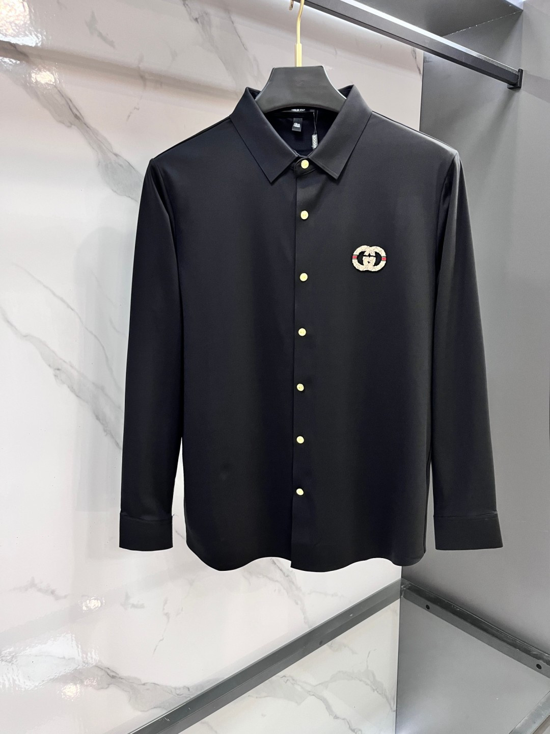 NO:837274,Gucci 2026s new autumn and winter lapel long-sleeved shirts, customized top-notch cool nylon seamless shirts!  Designed with heavy craftsmanship, embellished with logos of fashionable big-name elements, the upper body has a great shape, and the fabric is fine, comfortable and breathable. It looks great with any combination and is a must-have for fashionable men!  ……………………………………………………………… SizeM-XXXL,,gucci,shirts,19860909Gucci 2026s秋冬新款翻领长袖衬衫,定制顶级冰爽锦氨无痕衬衫！重工艺设计,时尚大牌元素logo点缀,上身版型超赞,面料细腻舒适透气,随意搭配都超级好看时尚型男必备款哦！…………………………………………………… SizeM-XXXL,,gucci,shirts,,Men's clothing