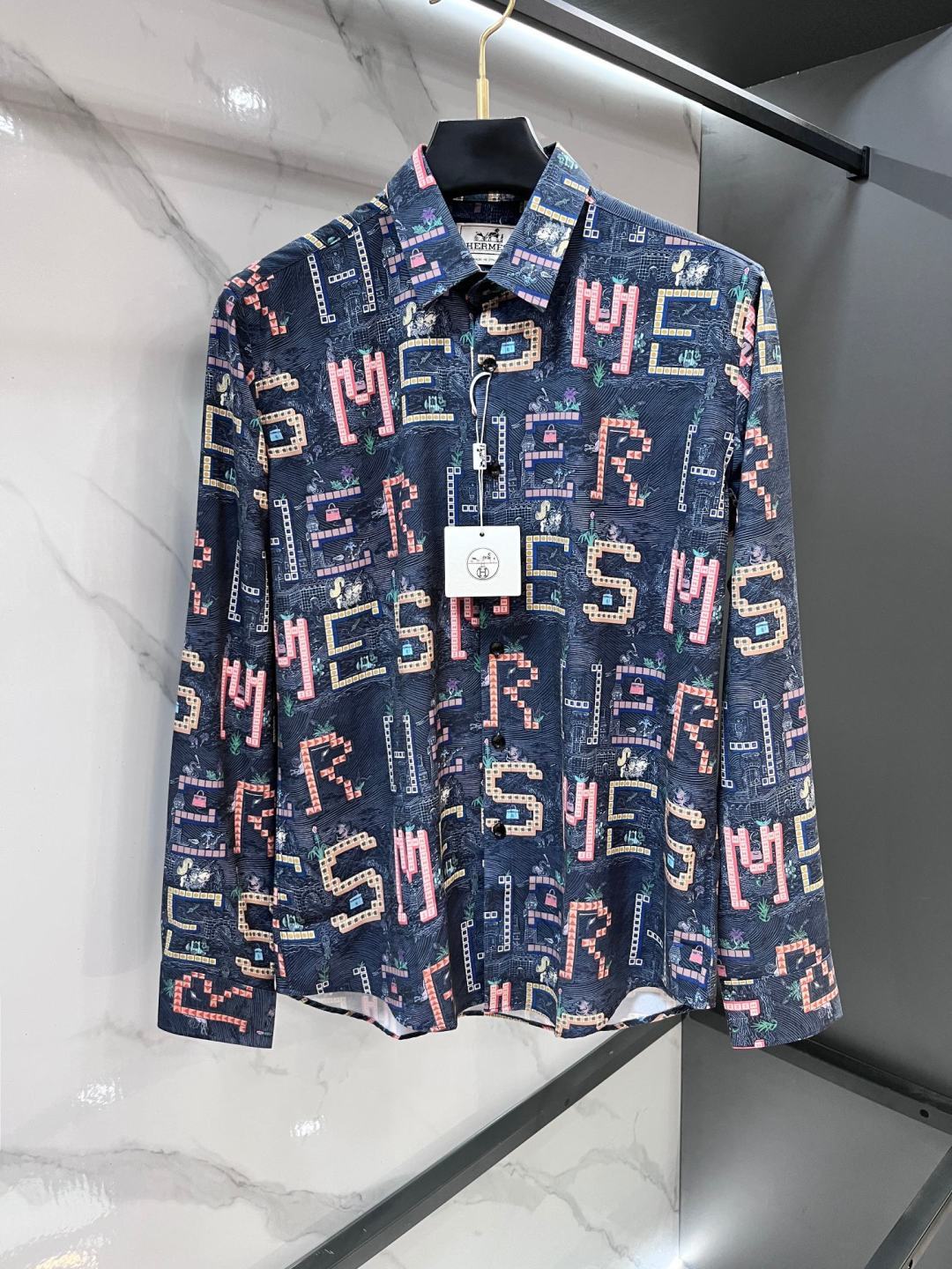NO:837278,Hermès 2026ss new men's long-sleeved shirt, high-end version!  Customized fabric with high breathability and comfort, impeccable details, brand element design concept, reflecting high quality. It feels delicate and soft!  It presents a casual cut and the upper body shape is awesome!  ……………………………………………………………… SizeM-XXXL,,hermes,shirts,19860909爱马仕 2026ss新款男士长袖 衬衫 衬衣,高端版本！定制面料 透气舒适度高,细节无可挑剔,品牌元素设计理念,体现高品质.手感细腻柔软！呈现休闲裁剪,上身版型超赞！…………………………………………………… SizeM-XXXL,,hermes,shirts,,Men's clothing