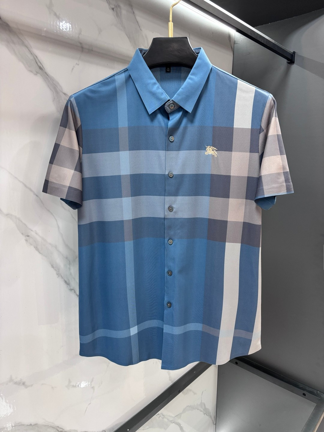 NO:846922,Burberry official website 1:1 original quality 25ss new autumn and winter plaid alignment shirt original 3, purchased and developed, the fabric is made of nylon custom-woven plaid pattern to ensure the wear resistance and wrinkle resistance of the body. The whole body is cut according to the access control alignment teaching material, infrared laser positioning pattern cutting, complete three standards, assembly line large factory ready-made clothes, neatly routed. ZP consistent.……………………………………………………………… SizeM-XXXL,, burberry, shirts,19860909巴宝莉 官网1:1原单品质25ss新款秋冬格子对位衬衫原版3,购入开发,面料采用锦纶定织格纹图案,确保衣身的耐磨性和抗皱性.全身根据门禁对位教材,红外线激光定位纸样切割 三标齐全,流水线大厂成衣,走线工整.ZP一致.…………………………………………………… SizeM-XXXL,,burberry,shirts,,Men's clothing
