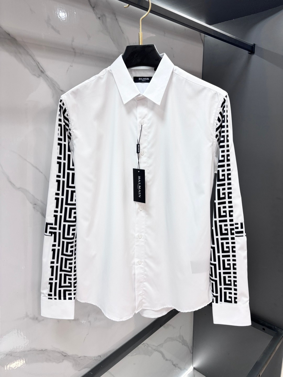 NO:839123,Balmain 2026ss new men's long-sleeved shirt, high-end version!  Customized fabric with high breathability and comfort, impeccable details, brand element design concept, reflecting high quality. It feels delicate and soft!  It presents a casual cut and the upper body shape is awesome!  ……………………………………………………………… SizeM-XXXL,,balmain,shirts,19860909巴尔曼 2026ss新款男士长袖 衬衫 衬衣,高端版本！定制面料 透气舒适度高,细节无可挑剔,品牌元素设计理念,体现高品质.手感细腻柔软！呈现休闲裁剪,上身版型超赞！…………………………………………………… SizeM-XXXL,,balmain,shirts,,Men's clothing