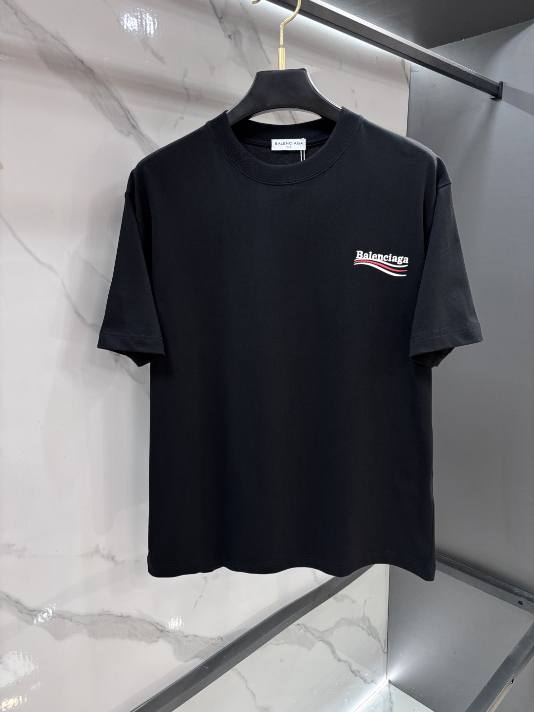 NO:839200,Balenciaga official website highly recommends the same model!  2026ss new summer clothing products are on sale at counters. The latest series of graphic logo short-sleeved T-shirts are a must-have for everyone!  Imported top-quality combed cotton fabric, extremely skin-friendly and comfortable. It feels very delicate and has a good texture, which perfectly reflects the three-dimensional effect. It is in line with the brand's consistent design style. Overall, it is a very good product. It is fashionable and versatile!  …………………………………………… SizeS-XXl,,balenciaga,T-shirt,tees,t-shirt,19860909巴黎世家 官网同款重磅推荐！2026ss夏装新品 专柜在售 最新系列图案logo短袖T恤 必须人手一件的节奏！进口顶极精梳棉面料,极为亲肤舒适 摸上去非常的细腻,质感很好,完美体现立体感 符合品牌一贯设计风格,整体非常不错的一款,时尚百搭！ …………………………………………………… SizeS-XXl,,balenciaga,T-shirt,tees，t-shirt,,Men's clothing