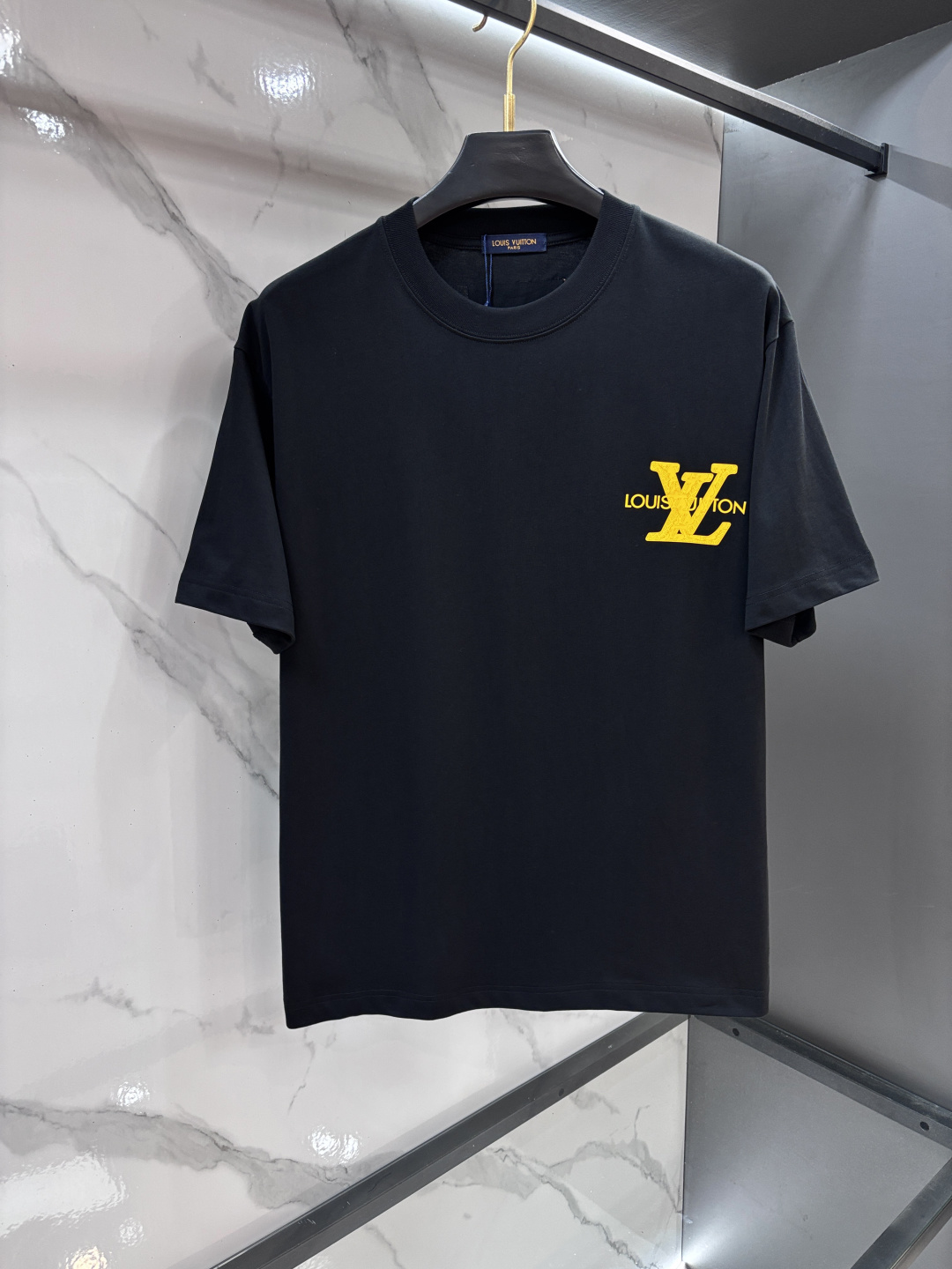 NO:839204,The same model from Lv official website is highly recommended!  2026ss new summer clothing products are on sale at counters. The latest series of graphic logo short-sleeved T-shirts are a must-have for everyone!  Imported top-quality combed cotton fabric, extremely skin-friendly and comfortable. It feels very delicate and has a good texture, which perfectly reflects the three-dimensional effect. It is in line with the brand's consistent design style. Overall, it is a very good product. It is fashionable and versatile!  …………………………………………………… SizeS-XXl,,louis vuitton,T-shirt,tees,t-shirt,19860909Lv 官网同款重磅推荐！2026ss夏装新品 专柜在售 最新系列图案logo短袖T恤 必须人手一件的节奏！进口顶极精梳棉面料,极为亲肤舒适 摸上去非常的细腻,质感很好,完美体现立体感 符合品牌一贯设计风格,整体非常不错的一款,时尚百搭！ …………………………………………………… SizeS-XXl,,louis vuitton,T-shirt,tees，t-shirt,,Men's clothing