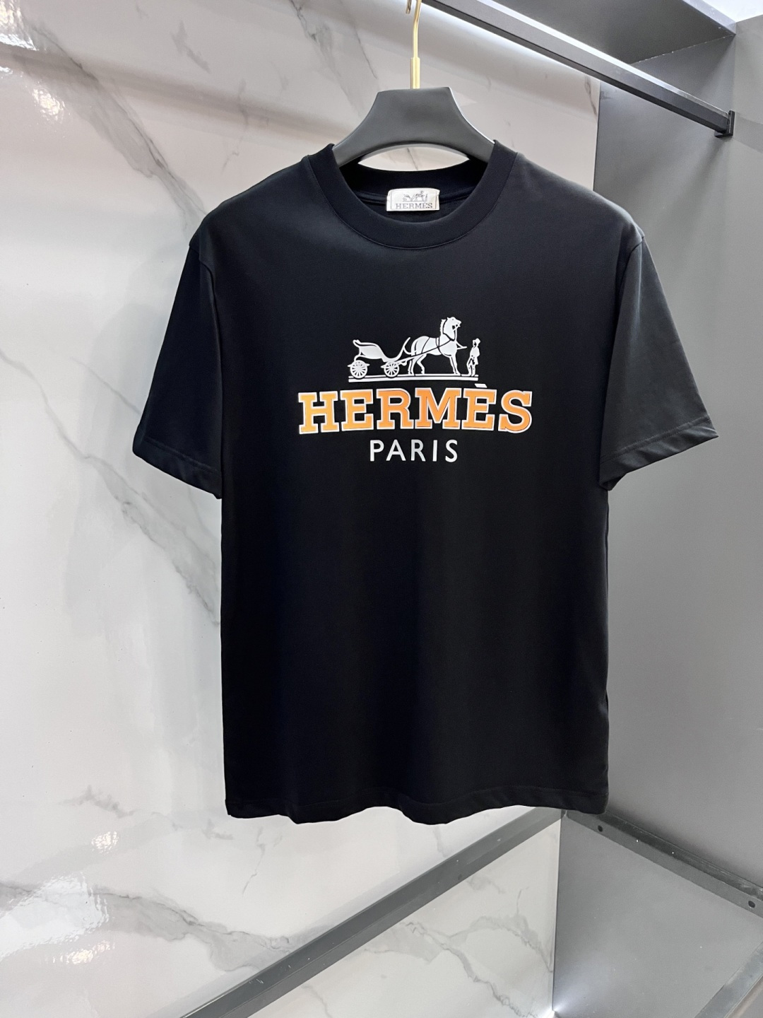 NO:839191,Hermès 26ss latest versatile short-sleeved style for men and women!  !  Multi-color combination heart and chest triangle logo back embroidery technology!  Specially available in custom fabrics!  In addition, the compact spinning process makes the fabric smooth and tight, giving the overall fabric a high-end feel. It is professionally provided by big brands, and the quality is absolutely guaranteed. The thicker texture makes the overall high breathability and softness more prominent, and the full cotton texture causes extreme comfort.……………………………………………………………… SizeM-XXXL, hermes, T-shirt,19860909爱马仕 26ss最新款百搭短袖男女同款！！多颜色组合心胸前间三角标后背刺绣工艺！特供定制面料！加上紧密纺纱工艺又使面料光滑紧密得到整体面料的高级感,大牌专业提供,质量绝对保证.偏厚使整体高透气和柔软性的质感更加凸显,饱满的棉质感引起极度舒适.…………………………………………………… SizeM-XXXL,,hermes,T-shirt,,Men's clothing