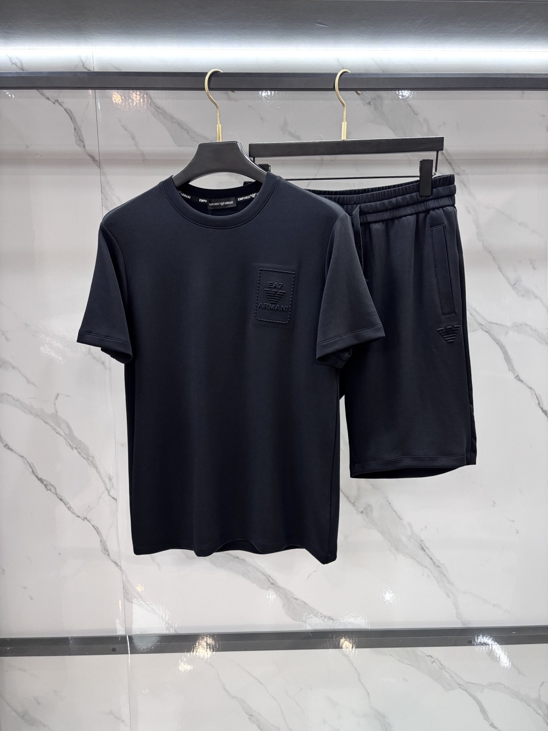 NO:839216,Armani 2026 spring and summer latest model, same style for men and women, classic design short-sleeved T-shirt shorts suit, slightly expanded version, customized air layer fabric, soft to the touch, comfortable to wear, fine workmanship. The upper body effect is invincible and handsome.……………………………………………………………… SizeM-XXXXL,,armani,shorts,T-shirt,tees,t-shirt,19860909阿玛尼 2026春夏最新款,男女同款,经典设计短袖T恤短裤套装,微扩版型,定制空气层面料,手感柔软,穿着舒适,做工精细.上身效果无敌帅气.………………………………………………… SizeM-XXXXL,,armani,shorts,T-shirt,tees，t-shirt,,Men's clothing
