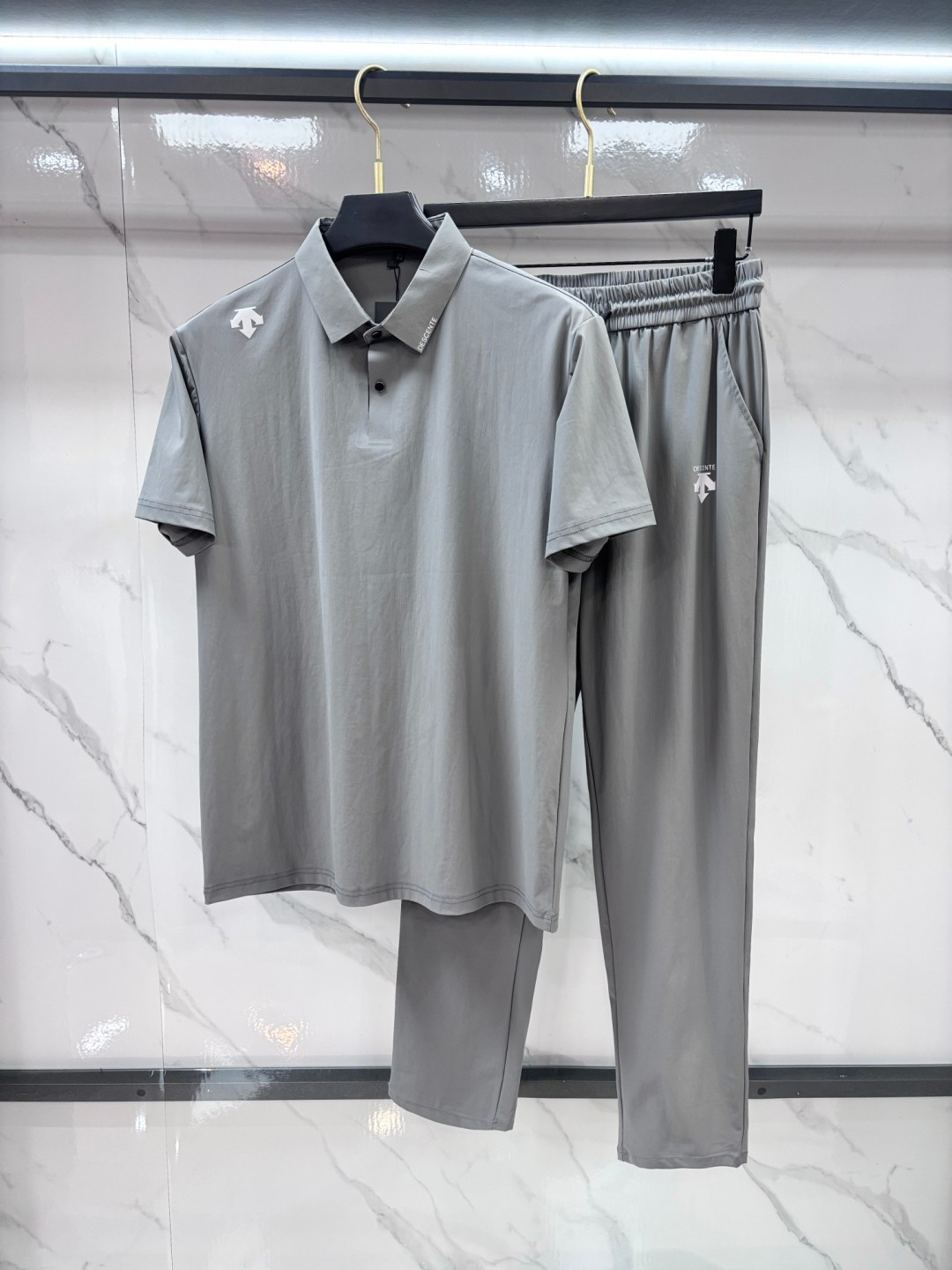 NO:839207,Descente's new counter suit, men's lapel polo short-sleeved shirt, available simultaneously at the counter, simple, fashionable and versatile, high-end quality, brand logo design on the chest, high-definition mercerized cotton fabric, silky and shiny fabric, no-iron, anti-wrinkle, full of drape, no matter how you ravage it, it will remain smooth as ever!  Comfortable and cool to wear, breathable, high-grade and high-quality, fashionable and casual!  Actual shooting ……………………………………………………………… SizeM-XXXL,,T-shirt,19860909迪桑特 专柜新款套装 男士翻领Polo衫短袖 柜台同步发售 简洁时尚百搭 高端品质 胸前品牌logo设计 高定丝光棉面料 面料丝滑冰感有光泽,免烫抗皱垂感十足,不论你如何蹂躏都会顺滑如初！ 穿着舒适冰凉 透气 档次高很有质感 时尚又休闲！实物拍摄 …………………………………………………… SizeM-XXXL,,T-shirt,,Men's clothing