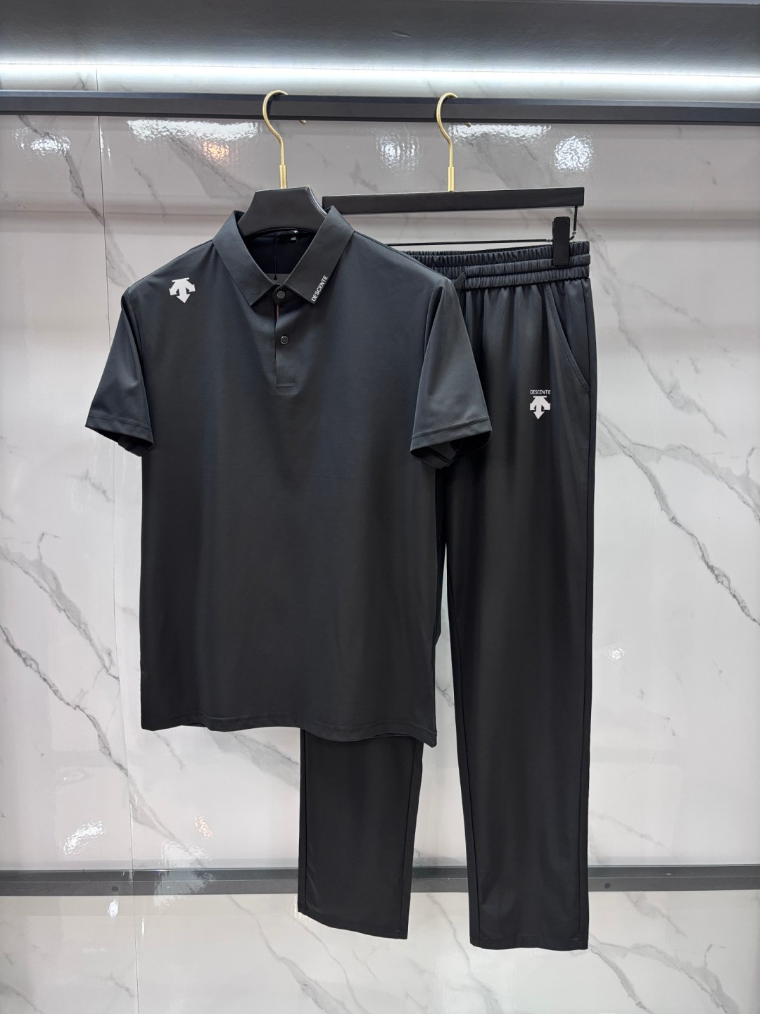 NO:855452,Descente's new counter suit, men's lapel polo short-sleeved shirt, available simultaneously at the counter, simple, fashionable and versatile, high-end quality, brand logo design on the chest, high-definition mercerized cotton fabric, silky and shiny fabric, no-iron, anti-wrinkle, full of drape, no matter how you ravage it, it will remain smooth as ever!  Comfortable and cool to wear, breathable, high-grade and high-quality, fashionable and casual!  Actual shooting ……………………………………………………………… SizeM-XXXL,,T-shirt,19860909迪桑特 专柜新款套装 男士翻领Polo衫短袖 柜台同步发售 简洁时尚百搭 高端品质 胸前品牌logo设计 高定丝光棉面料 面料丝滑冰感有光泽,免烫抗皱垂感十足,不论你如何蹂躏都会顺滑如初！ 穿着舒适冰凉 透气 档次高很有质感 时尚又休闲！实物拍摄 …………………………………………………… SizeM-XXXL,,T-shirt,,Men's clothing