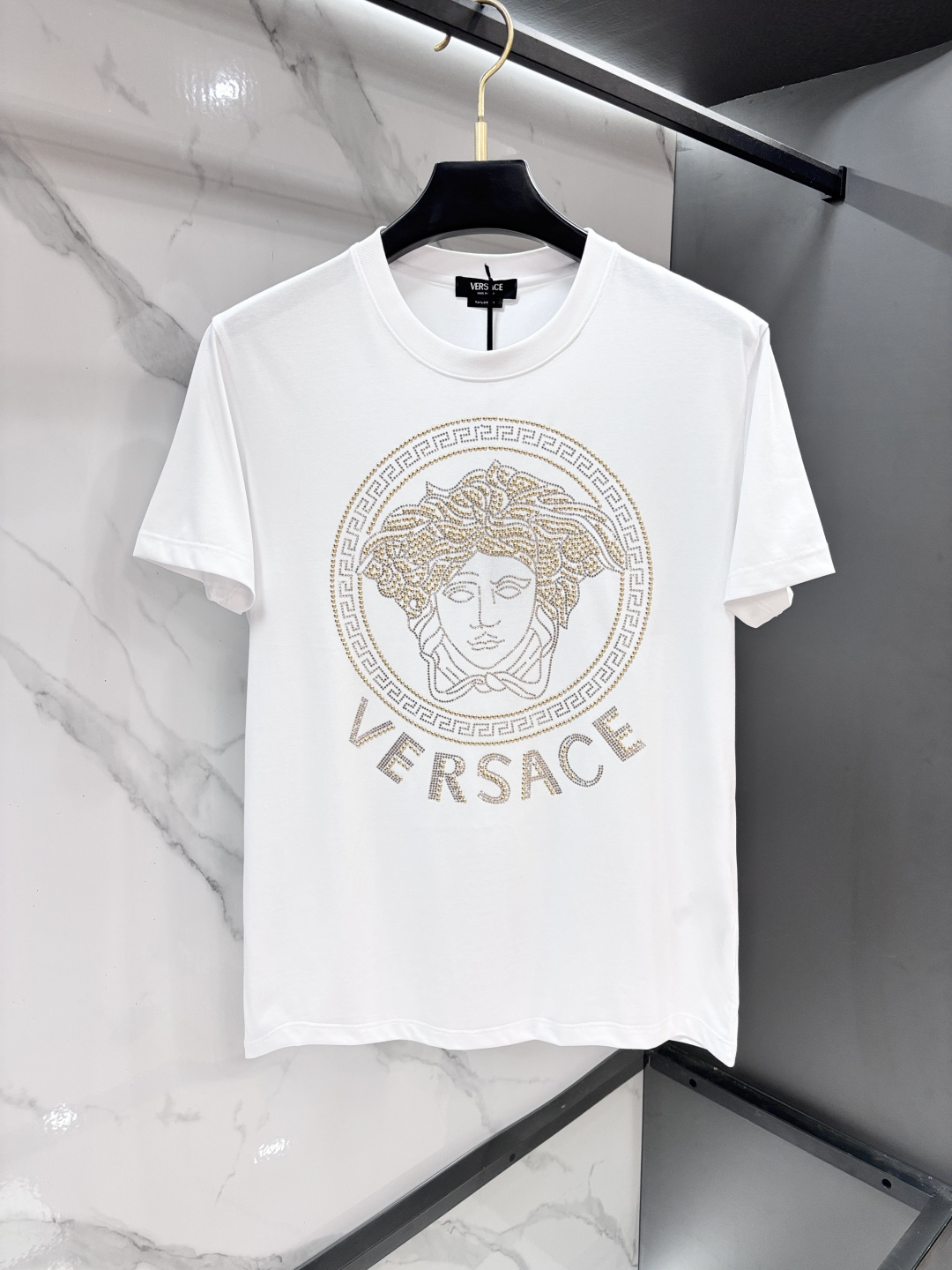 NO:855413,Versace 2026 counter's latest best-selling model, high-end customization, avant-garde and fashionable design!  The brand logo emphasizes craftsmanship design. High-end customized double-sided mercerized cotton fabric, soft to the touch. Comfortable to wear. Exquisite counter-level stitching. Fine workmanship. Will not change shape after long-term wear. Does not fade. The upper body effect is incomparably handsome!  Pair it with linen and cotton shorts, a must-have item for stylish men!  ……………………………………………………………… SizeM-XXXXL,,versace,shorts,19860909范思哲 2026专柜最新热销款,高端订制 设计前卫时尚！品牌logo重工艺设计 高端定制双面丝光棉面料,手感柔软.穿着舒适.专柜级别精致车线.做工精细.久穿不变型 不退色 上身效果无敌帅气！搭配麻棉面料短裤 型男必备单品！…………………………………………………… SizeM-XXXXL,,versace,shorts,,Men's clothing
