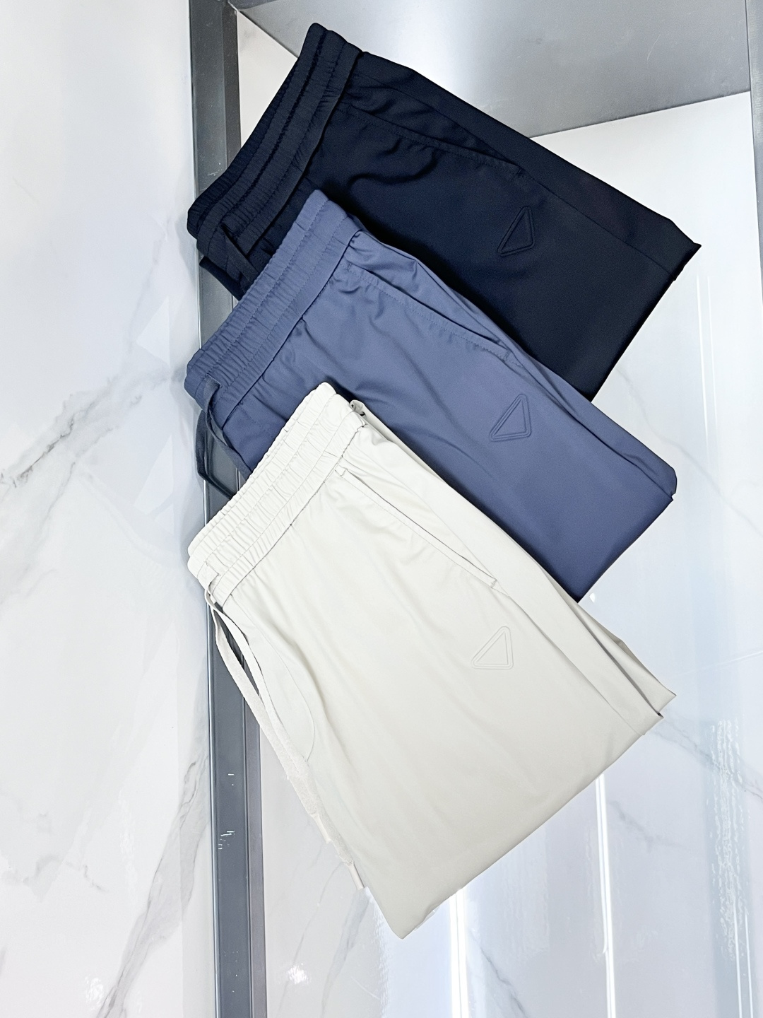 NO:855307,Prada 2026 new casual pants, high-end version, customized fabrics with high breathability and comfort, impeccable details, brand element design concept, reflecting high quality. It feels delicate and soft!  It presents a casual cut and the upper body shape is awesome!  …………………………………………… Size30-38,,prada,19860909普拉达 2026新款休闲裤,高端版本,定制面料 透气舒适度高,细节无可挑剔,品牌元素设计理念,体现高品质.手感细腻柔软！呈现休闲裁剪,上身版型超赞！………………………………………………… Size30-38,,prada,,Men's clothing