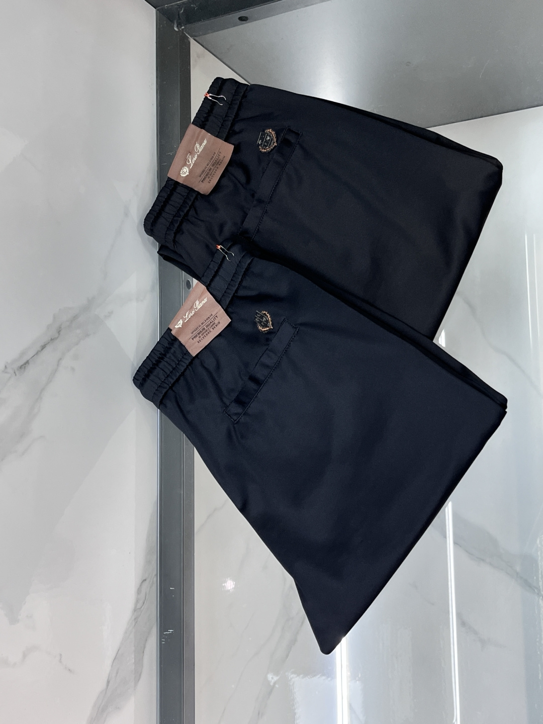 NO:855326,Lp 1956 new casual pants, high-end version, customized fabric, high breathability and comfort, impeccable details, brand element design concept, reflecting high quality. It feels delicate and soft!  It presents a casual cut and the upper body shape is awesome!  …………………………………………… Size30-38,,loro piana,19860909Lp 1956新款休闲裤,高端版本,定制面料 透气舒适度高,细节无可挑剔,品牌元素设计理念,体现高品质.手感细腻柔软！呈现休闲裁剪,上身版型超赞！………………………………………………… Size30-38,,loro piana,,Men's clothing