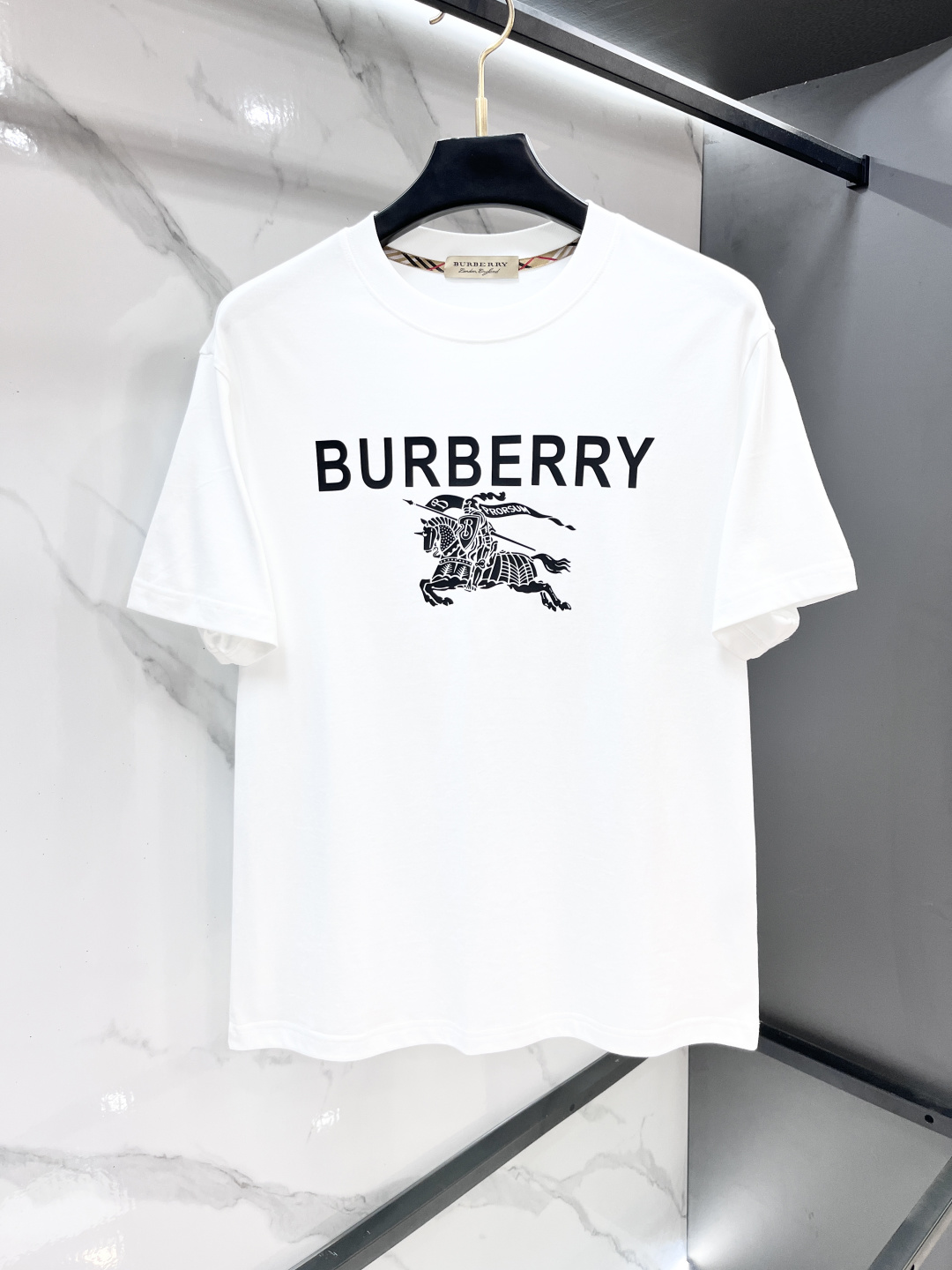 NO:855306,Burberry's 2026 spring and summer new original men's round neck short-sleeved T-shirt is on sale at the counter simultaneously. Popular style. Simple, fashionable and versatile. High-end quality. Embroidered logo pattern on the chest. Customized high-quality long-staple cotton fabric. Comfortable to wear. Breathable. High-grade and textured. Simple, generous and decent. Fashionable without losing personality. The upper body is casual and casual. Handsome and stylish, showing the temperament of a big brand.……………………………………………………  SizeM-XXXL,,burberry,T-shirt,tees,t-shirt,19860909巴宝莉 2026春夏新款原单男士圆领短袖T恤 柜台同步发售 爆款 简洁时尚百搭 高端品质 胸前刺绣logo图案设计 定制优质长绒棉面料 穿着舒适 透气 档次高很有质感 简单大方得体 时尚不失个性 上身休闲随性 帅气有型 彰显大牌气质.………………………………………………… SizeM-XXXL,,burberry,T-shirt,tees，t-shirt,,Men's clothing