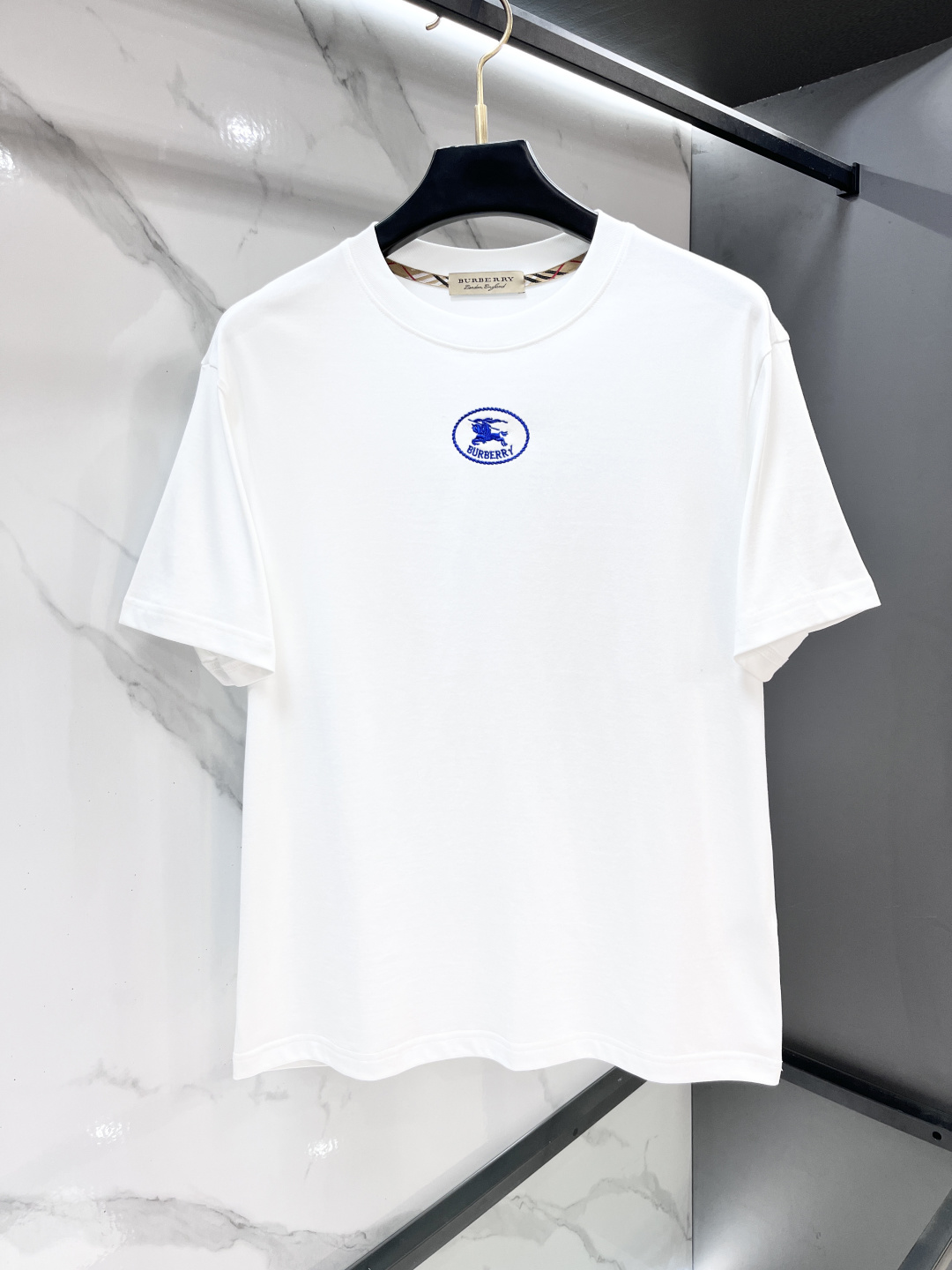 NO:855422,Burberry's 2026 spring and summer new original men's round neck short-sleeved T-shirt is on sale at the counter simultaneously. Popular style. Simple, fashionable and versatile. High-end quality. Embroidered logo pattern on the chest. Customized high-quality long-staple cotton fabric. Comfortable to wear. Breathable. High-grade and textured. Simple, generous and decent. Fashionable without losing personality. The upper body is casual and casual. Handsome and stylish, showing the temperament of a big brand.……………………………………………………  SizeM-XXXL,,burberry,T-shirt,tees,t-shirt,19860909巴宝莉 2026春夏新款原单男士圆领短袖T恤 柜台同步发售 爆款 简洁时尚百搭 高端品质 胸前刺绣logo图案设计 定制优质长绒棉面料 穿着舒适 透气 档次高很有质感 简单大方得体 时尚不失个性 上身休闲随性 帅气有型 彰显大牌气质.………………………………………………… SizeM-XXXL,,burberry,T-shirt,tees，t-shirt,,Men's clothing