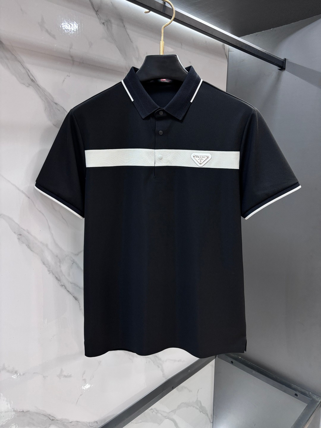 NO:846876,Prada 2026ss new summer product, men's no-iron anti-quick-drying business short-sleeved POLO shirt, rarely available through trading company channels, ahead of GW sales!  Summer show item, unique texture!  The fabric is silky and shiny, no-iron, anti-wrinkle and full of drape. No matter how you ravage it, it will remain as smooth as ever!  The fabric is made from custom-made imported polyester fiber fabrics. The fabric is wrinkle-resistant, lightweight and easy to care for. It feels light, silky and delicate. It has excellent breathability, moisture absorption and quick-drying properties. The upper body has a cooling effect. It is definitely the best choice for your summer wardrobe. If you get the actual product, you will definitely have an endless desire to repurchase!  The exquisite and smooth hemming and routing technology can withstand the harsh scrutiny and severe test of the masses. The first-class tailoring with basic fit makes the upper body three-dimensional and tall, handsome and charming!  …………………………………………………… SizeM-XXXXl,,prada,T-shirt,19860909普拉达 2026ss夏季新品,男士免烫抗速干商务短袖POLO衫,贸易公司渠道稀出,领先GW发售！夏季秀款单品,独特纹理！面料丝滑冰感有光泽,免烫抗皱垂感十足,不论你如何蹂躏都会顺滑如初！ 面料精选客供定制进口聚酯纤维面料制成,面料抗皱轻盈好打理,手感轻薄丝滑细腻,拥有着极佳的透气吸湿速干性能,上身自带降温功效,绝对是夏日衣橱中不二之选,实物到手绝对会让你有无限回购的渴望！精湛平顺的包边走线工艺,经得起群众苛刻的目光审视及严峻考验,基础合体的一流版型裁剪,上身立体挺拔,帅气迷人！…………………………………………………… SizeM-XXXXl,,prada,T-shirt,,Men's clothing