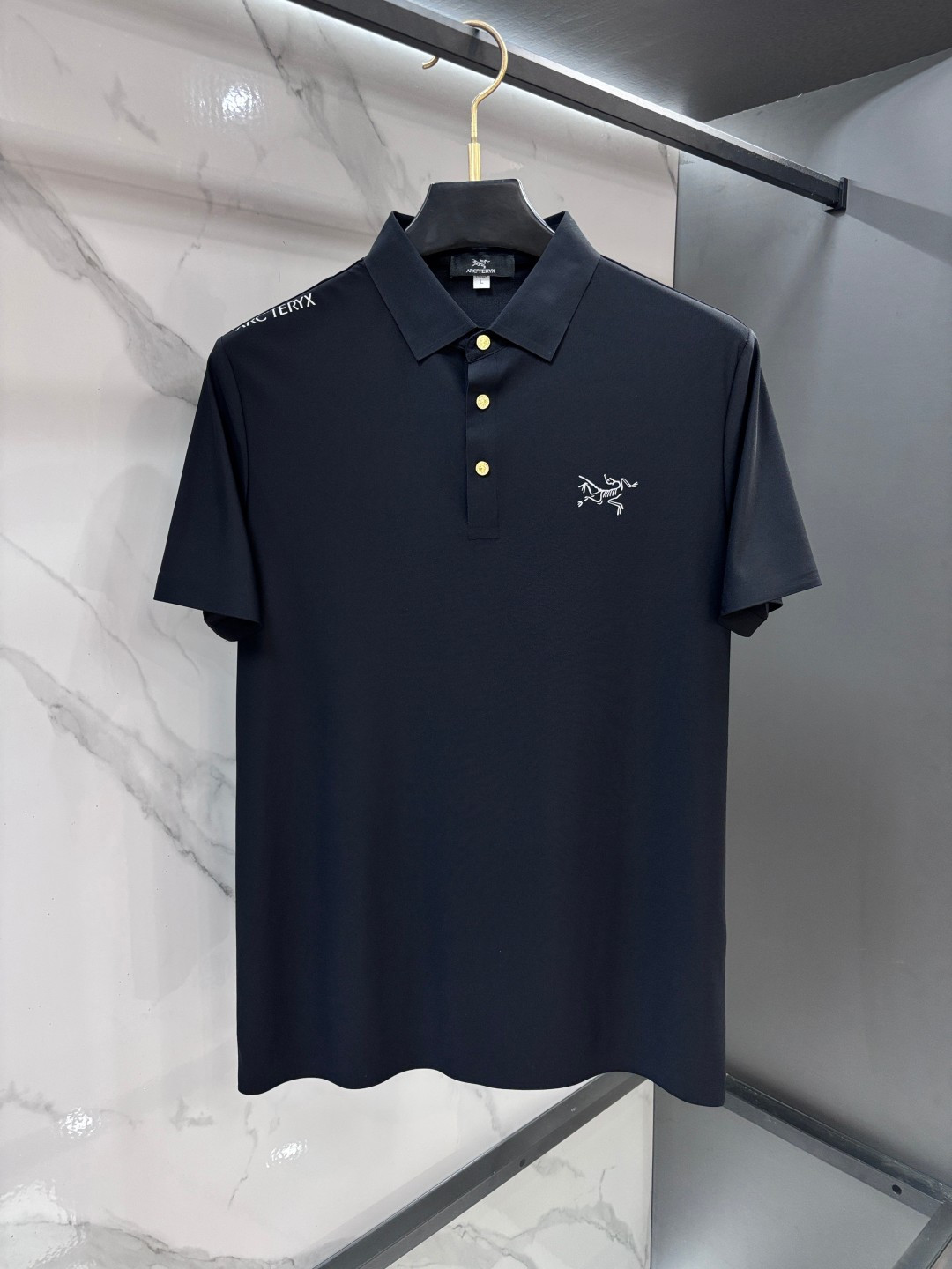 NO:846872,Arc'teryx 2026ss new summer product, men's no-iron anti-quick-drying business short-sleeved POLO shirt, rarely available through trading company channels, ahead of GW sales!  Summer show item, unique texture!  The fabric is silky and shiny, no-iron, anti-wrinkle and full of drape. No matter how you ravage it, it will remain as smooth as ever!  The fabric is made from custom-made imported polyester fiber fabrics. The fabric is wrinkle-resistant, lightweight and easy to care for. It feels light, silky and delicate. It has excellent breathability, moisture absorption and quick-drying properties. The upper body has a cooling effect. It is definitely the best choice for your summer wardrobe. If you get the actual product, you will definitely have an endless desire to repurchase!  The exquisite and smooth hemming and routing technology can withstand the harsh scrutiny and severe test of the masses. The first-class tailoring with basic fit makes the upper body three-dimensional and tall, handsome and charming!  …………………………………………………… SizeM-XXXXl,arc'teryx,T-shirt,19860909始祖鸟 2026ss夏季新品,男士免烫抗速干商务短袖POLO衫,贸易公司渠道稀出,领先GW发售！夏季秀款单品,独特纹理！面料丝滑冰感有光泽,免烫抗皱垂感十足,不论你如何蹂躏都会顺滑如初！ 面料精选客供定制进口聚酯纤维面料制成,面料抗皱轻盈好打理,手感轻薄丝滑细腻,拥有着极佳的透气吸湿速干性能,上身自带降温功效,绝对是夏日衣橱中不二之选,实物到手绝对会让你有无限回购的渴望！精湛平顺的包边走线工艺,经得起群众苛刻的目光审视及严峻考验,基础合体的一流版型裁剪,上身立体挺拔,帅气迷人！…………………………………………………… SizeM-XXXXl,arc'teryx,T-shirt,,Men's clothing