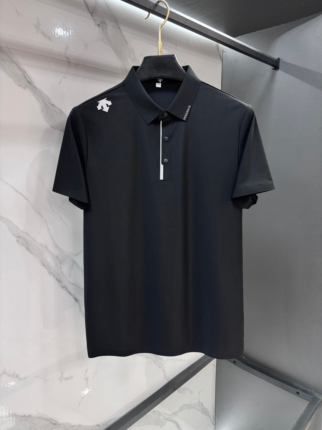 NO:846879,Descente 2026ss new summer product, men's no-iron anti-quick-drying business short-sleeved POLO shirt, rarely available through trading company channels, ahead of GW sales!  Summer show item, unique texture!  The fabric is silky and shiny, no-iron, anti-wrinkle and full of drape. No matter how you ravage it, it will remain as smooth as ever!  The fabric is made from custom-made imported polyester fiber fabrics. The fabric is wrinkle-resistant, lightweight and easy to care for. It feels light, silky and delicate. It has excellent breathability, moisture absorption and quick-drying properties. The upper body has a cooling effect. It is definitely the best choice for your summer wardrobe. If you get the actual product, you will definitely have an endless desire to repurchase!  The exquisite and smooth hemming and routing technology can withstand the harsh scrutiny and severe test of the masses. The first-class tailoring with basic fit makes the upper body three-dimensional and tall, handsome and charming!  ……………………………………………………………… SizeM-XXXXl,,T-shirt,19860909迪桑特 2026ss夏季新品,男士免烫抗速干商务短袖POLO衫,贸易公司渠道稀出,领先GW发售！夏季秀款单品,独特纹理！面料丝滑冰感有光泽,免烫抗皱垂感十足,不论你如何蹂躏都会顺滑如初！ 面料精选客供定制进口聚酯纤维面料制成,面料抗皱轻盈好打理,手感轻薄丝滑细腻,拥有着极佳的透气吸湿速干性能,上身自带降温功效,绝对是夏日衣橱中不二之选,实物到手绝对会让你有无限回购的渴望！精湛平顺的包边走线工艺,经得起群众苛刻的目光审视及严峻考验,基础合体的一流版型裁剪,上身立体挺拔,帅气迷人！…………………………………………………… SizeM-XXXXl,,T-shirt,,Men's clothing