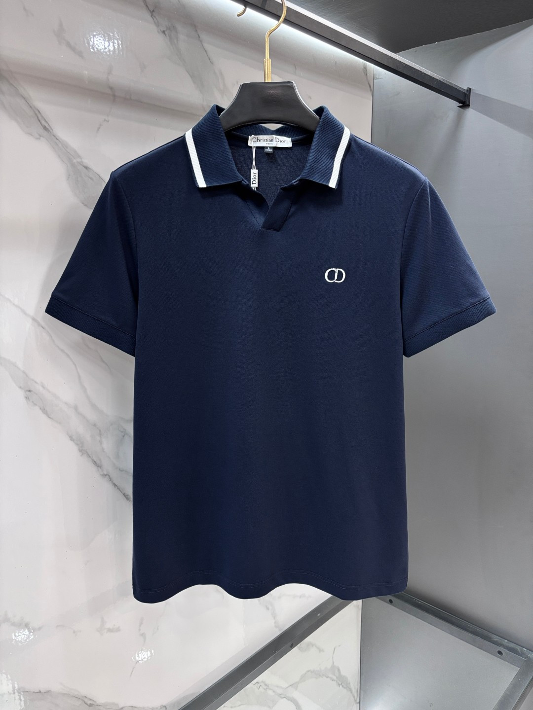 NO:846900,Dior 2026ss summer counter new men's lapel polo shirt!  The ceiling-level business men's style of high-end men's clothing!  Simple and fashionable yet elegant, it looks great when worn alone, and quality control/details control can be taken away with your eyes closed. It is low-key, luxurious and connotative!  The custom-woven mesh pique cotton fabric supplied by the customer is carefully made. The mesh texture is evenly arranged on the surface of the fabric. It has excellent breathability and heat dissipation and perspiration. The upper body comfort is completely better than ordinary single-sided jersey tissue!  The classic brand LOGO on the chest is made with top-notch craftsmanship. The LOGO is three-dimensional, clear and full, and has extraordinary texture. Whether it is worn as an inner layer or worn alone, it is a classic product!  The exquisite tailoring process, every detail is handled very standard and delicately, which cannot be compared with other low-end products on the market. It is a must-have basic and versatile Polo shirt for men!  ……………………………………………………………… SizeM-XXXXL,,dior,19860909迪奥 2026ss夏季专柜新款男士翻领Polo衫！高端男装的天花板级别的商务男款！简约时尚大气不失优雅,单穿内搭体面过人,品质控/细节控的闭眼带走,低调又奢华有内涵！客供定织网眼珠地棉布精心制成,面料表面排列均匀整齐的网眼纹理,透气性和散热排汗性极佳,上身舒适程度完全优于普通单面汗布组织！胸前经典的品牌LOGO标识,采用顶级工艺打造,LOGO立体清晰饱满,质感非凡的特质,无论是内搭还是单穿都是一款经典领域的产品！精妙绝伦的裁剪工艺,每一个细节处理的非常标准细腻,非市面一般LOW货可以媲美的,男士必入基础百搭款Polo衫推荐！…………………………………………………… SizeM-XXXXL,,dior,,Men's clothing
