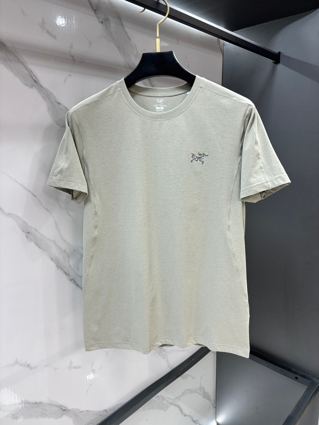 NO:846891,Arc'teryx's best-selling short-sleeved T-shirt at the counter is made of outdoor functional quick-drying fabrics and has a three-dimensional cutting design. It has composite kinesiology. It is comfortable and breathable to wear, and is suitable for daily use or outdoor use. It has a classic logo graphic on the chest, which is very recognizable. It is a basic and versatile style that can be easily used whether commuting or light outdoor use. It is a must-have item in the wardrobe!  All three standards!  ……………………………………………………………… SizeM-XXL,arc’teryx,T-shirt,tees,t-shirt,19860909始祖鸟 专柜热销款短袖T恤 采用户外机能速干面料,立体裁剪设计.复合运动机能学.穿着舒适透气,日常或户外都很适合.胸前有经典logo图形 超有辨识度.基础百搭款,无论通勤还是轻户外都能轻松驾驭,是衣橱必备单品！三标齐！…………………………………………………… SizeM-XXL,arc'teryx,T-shirt,tees，t-shirt,,Men's clothing