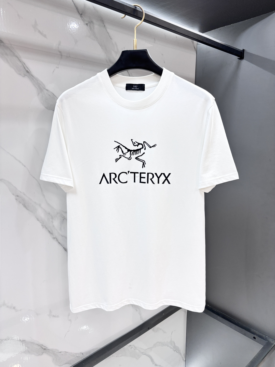 NO:846899,Arc'teryx 26SS new spring and summer short-sleeved version, the highest version, custom-made high-end pure cotton fabric, simple and fashionable, the color is super beautiful!  Classic logo design, simple and elegant style!  Full of high-end sense, can be worn in all seasons. Simple European style, simple and elegant, fashionable and versatile!  …………………………………………………… SizeM-XXXL,arc'teryx,T-shirt,19860909始祖鸟 26SS新款春夏短袖 最高版本客供定制高端纯棉面料 简单时尚款,配色超级好看！经典logo的设计 简单大方的款式！满满的高级感,四季可穿.简欧风格,简洁大气时尚百搭！…………………………………………………… SizeM-XXXL,arc'teryx,T-shirt,,Men's clothing
