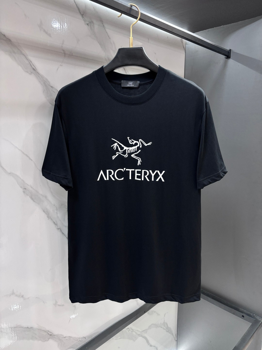 NO:875131,Arc'teryx 26SS new spring and summer short-sleeved version, the highest version, custom-made high-end pure cotton fabric, simple and fashionable, the color is super beautiful!  Classic logo design, simple and elegant style!  Full of high-end sense, can be worn in all seasons. Simple European style, simple and elegant, fashionable and versatile!  …………………………………………………… SizeM-XXXL,arc'teryx,T-shirt,19860909始祖鸟 26SS新款春夏短袖 最高版本客供定制高端纯棉面料 简单时尚款,配色超级好看！经典logo的设计 简单大方的款式！满满的高级感,四季可穿.简欧风格,简洁大气时尚百搭！…………………………………………………… SizeM-XXXL,arc'teryx,T-shirt,,Men's clothing
