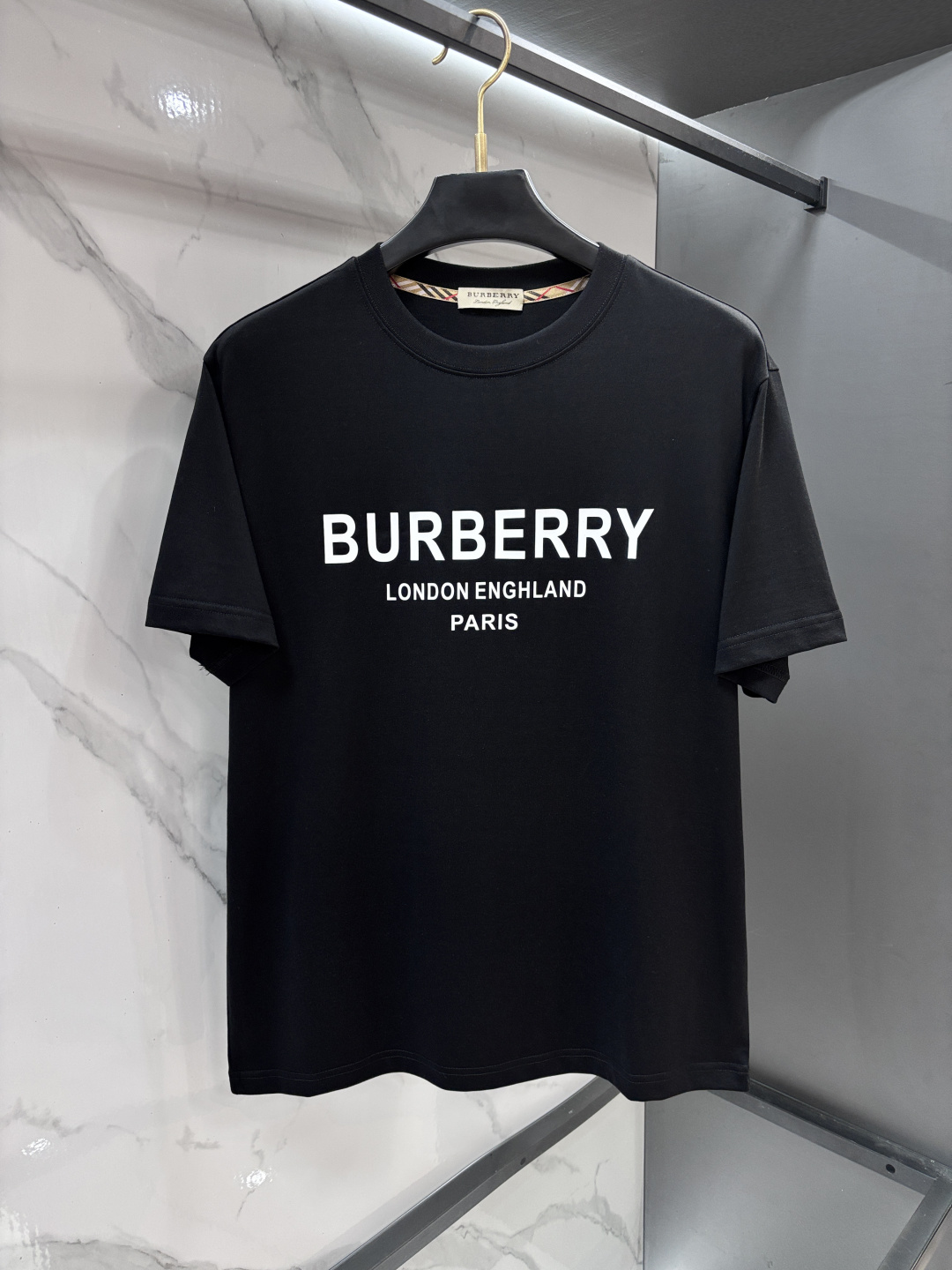 NO:846894,Burberry's 2026 spring and summer new original men's round neck short-sleeved T-shirt is on sale at the counter simultaneously. Popular style. Simple, fashionable and versatile. High-end quality. Embroidered logo pattern on the chest. Customized high-quality long-staple cotton fabric. Comfortable to wear. Breathable. High-grade and textured. Simple, generous and decent. Fashionable without losing personality. The upper body is casual and casual. Handsome and stylish, showing the temperament of a big brand.……………………………………………………  SizeM-XXXL,,burberry,T-shirt,tees,t-shirt,19860909巴宝莉 2026春夏新款原单男士圆领短袖T恤 柜台同步发售 爆款 简洁时尚百搭 高端品质 胸前刺绣logo图案设计 定制优质长绒棉面料 穿着舒适 透气 档次高很有质感 简单大方得体 时尚不失个性 上身休闲随性 帅气有型 彰显大牌气质.………………………………………………… SizeM-XXXL,,burberry,T-shirt,tees，t-shirt,,Men's clothing